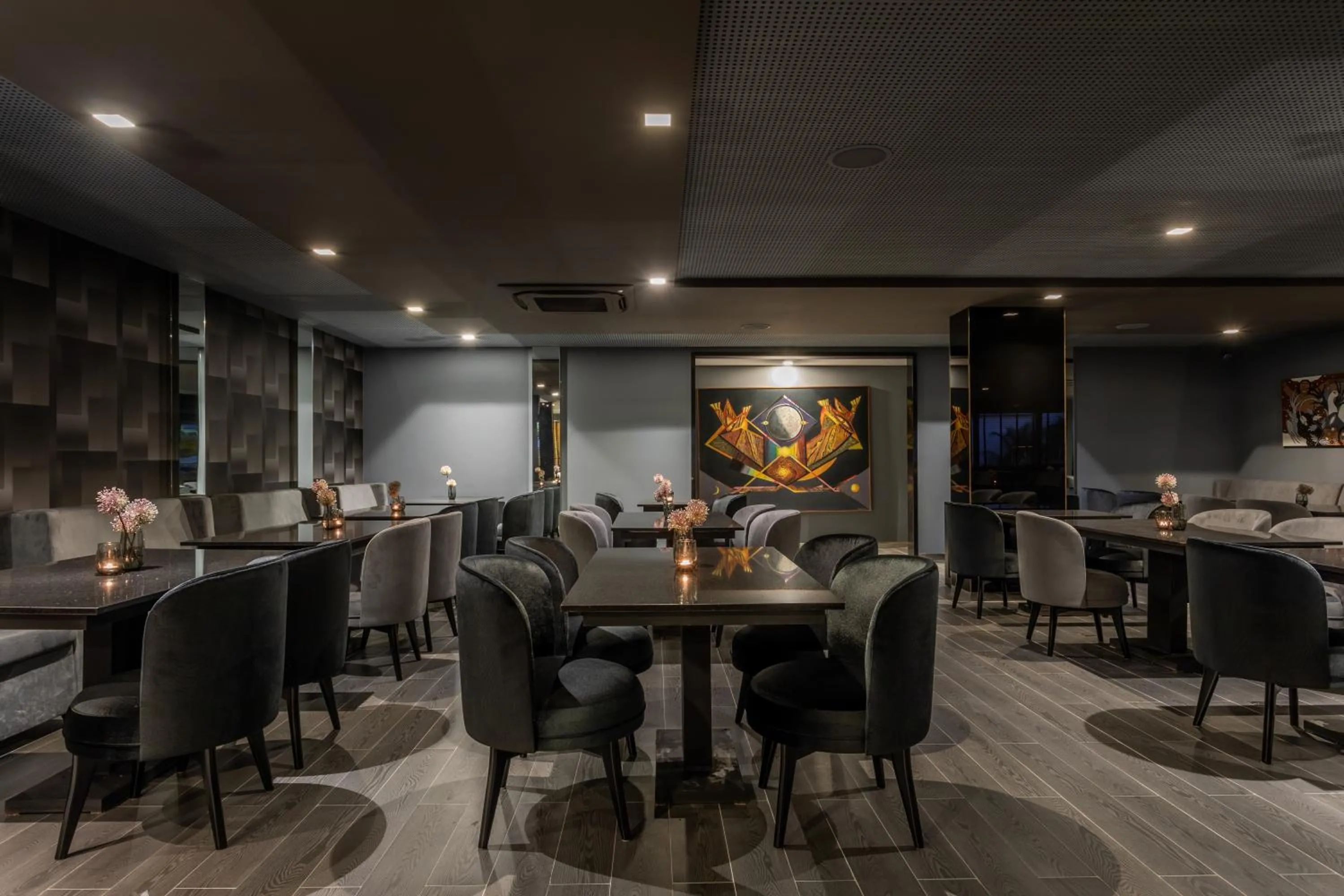 Restaurant/places to eat in LS Hotel