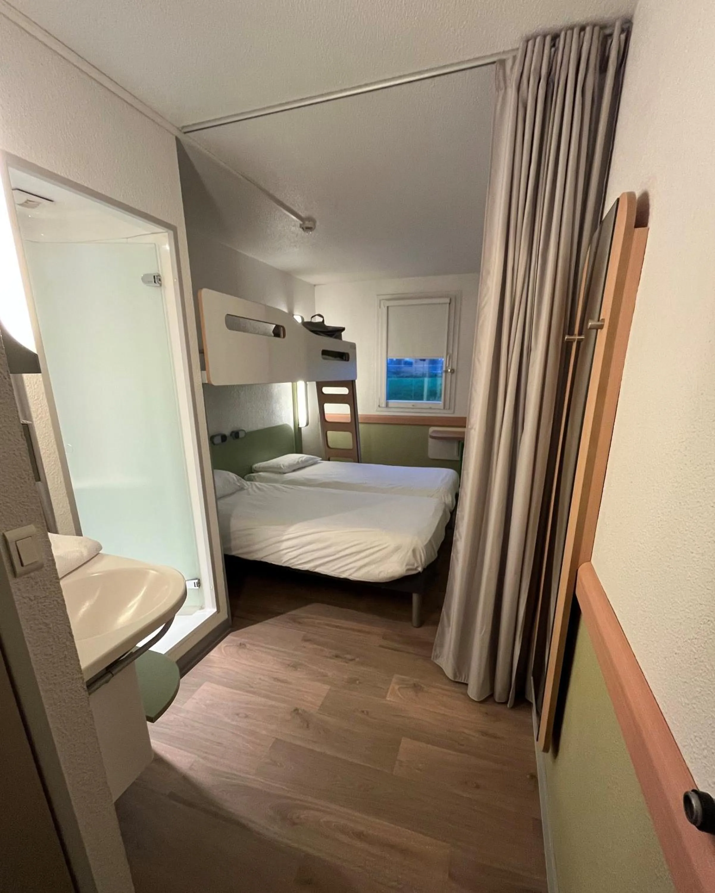 Photo of the whole room, Bed in ibis budget Rennes Route de Saint Malo