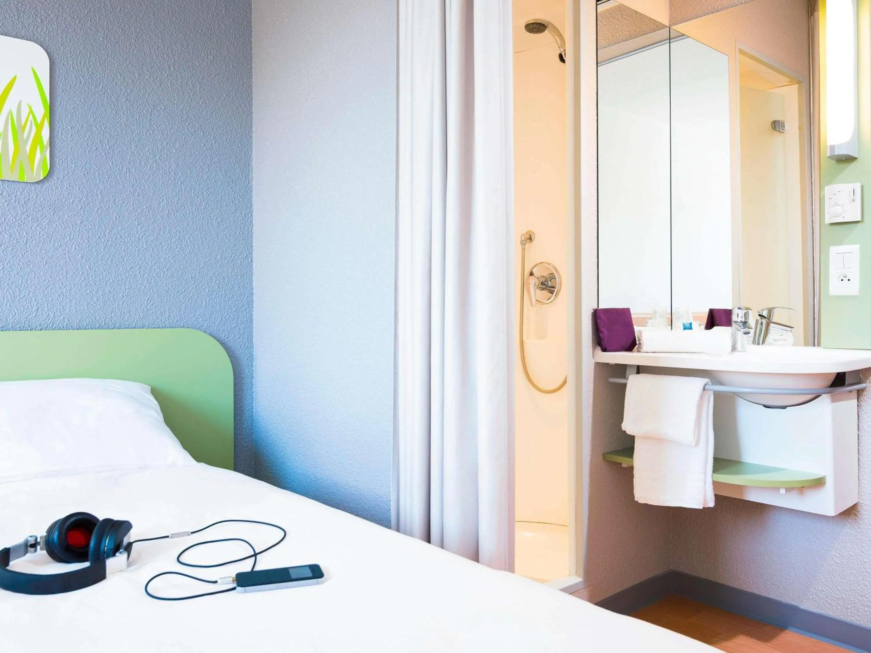 Bedroom, Bed in ibis budget Rennes Route de Saint Malo