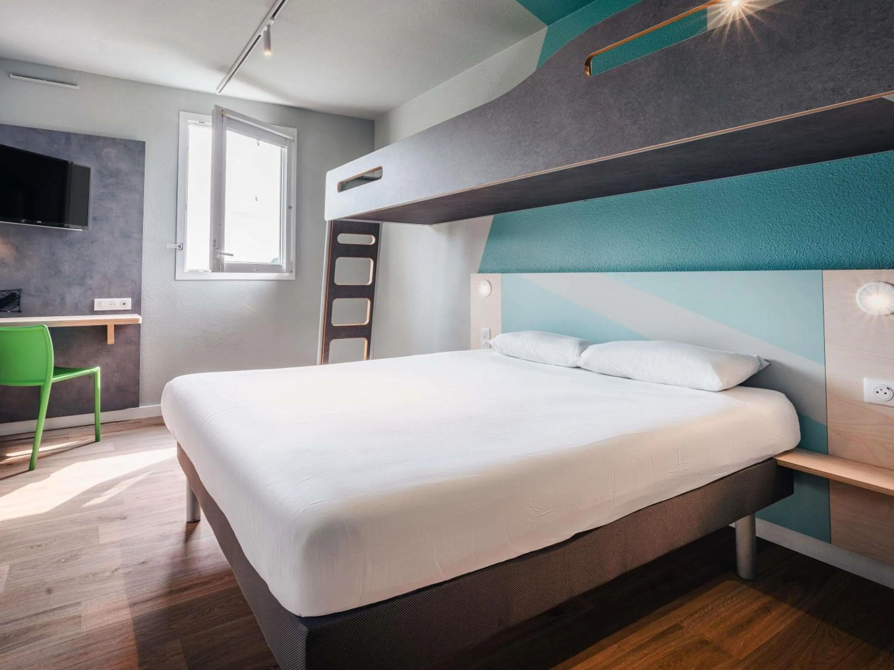 Bedroom, Bed in ibis budget Rennes Route de Saint Malo