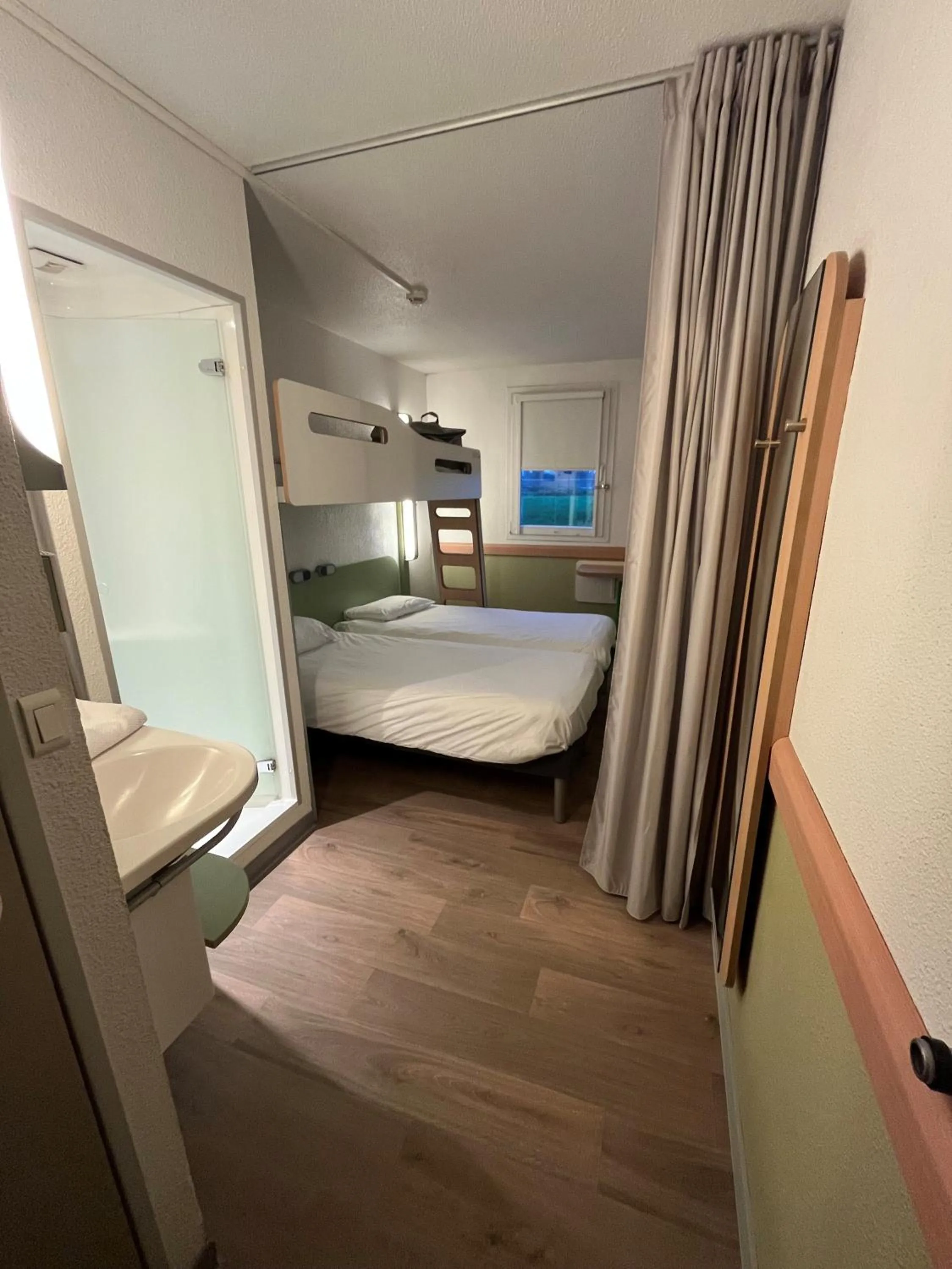 Bedroom, Bed in ibis budget Rennes Route de Saint Malo
