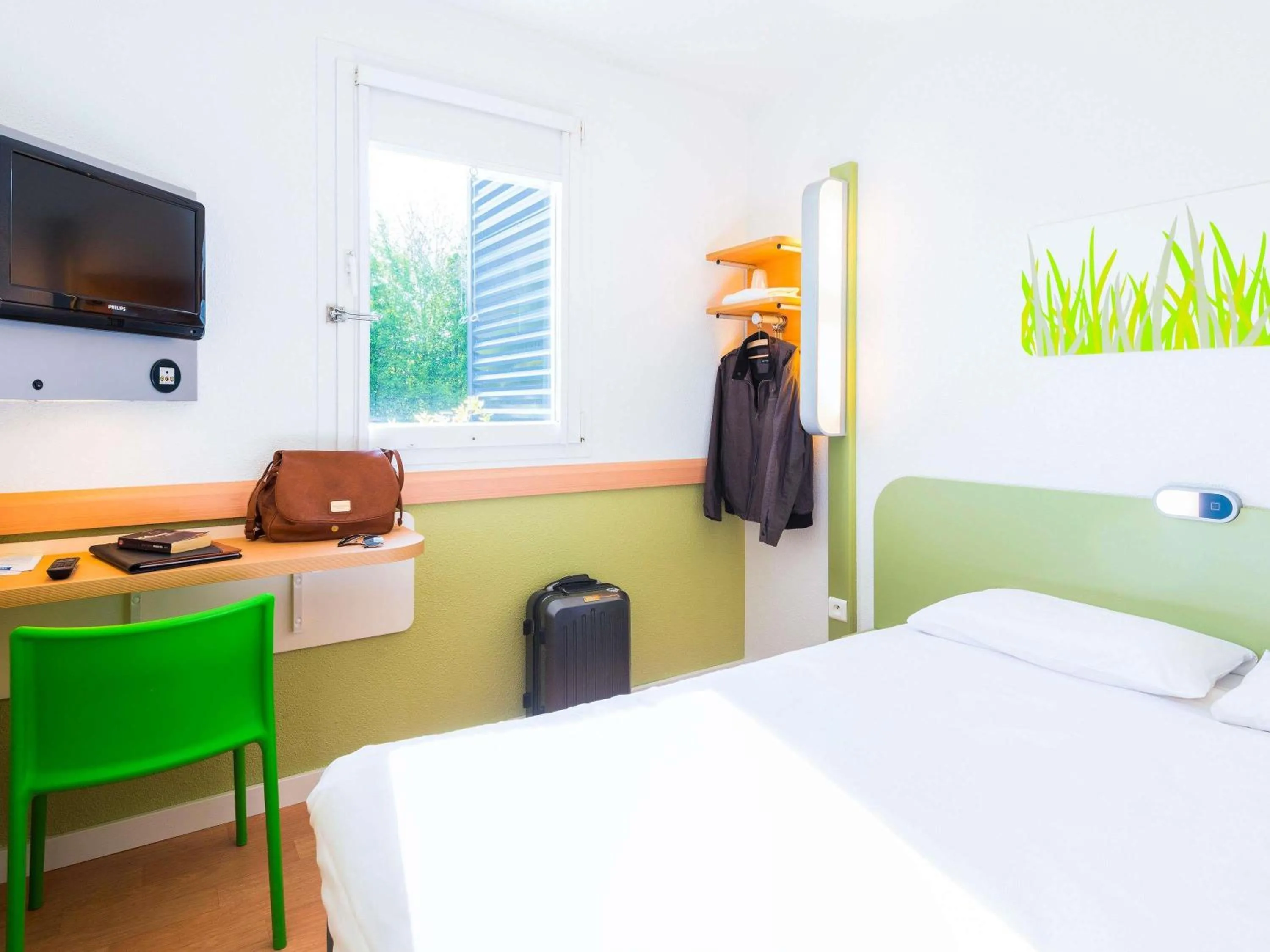 Bedroom, Bed in ibis budget Rennes Route de Saint Malo
