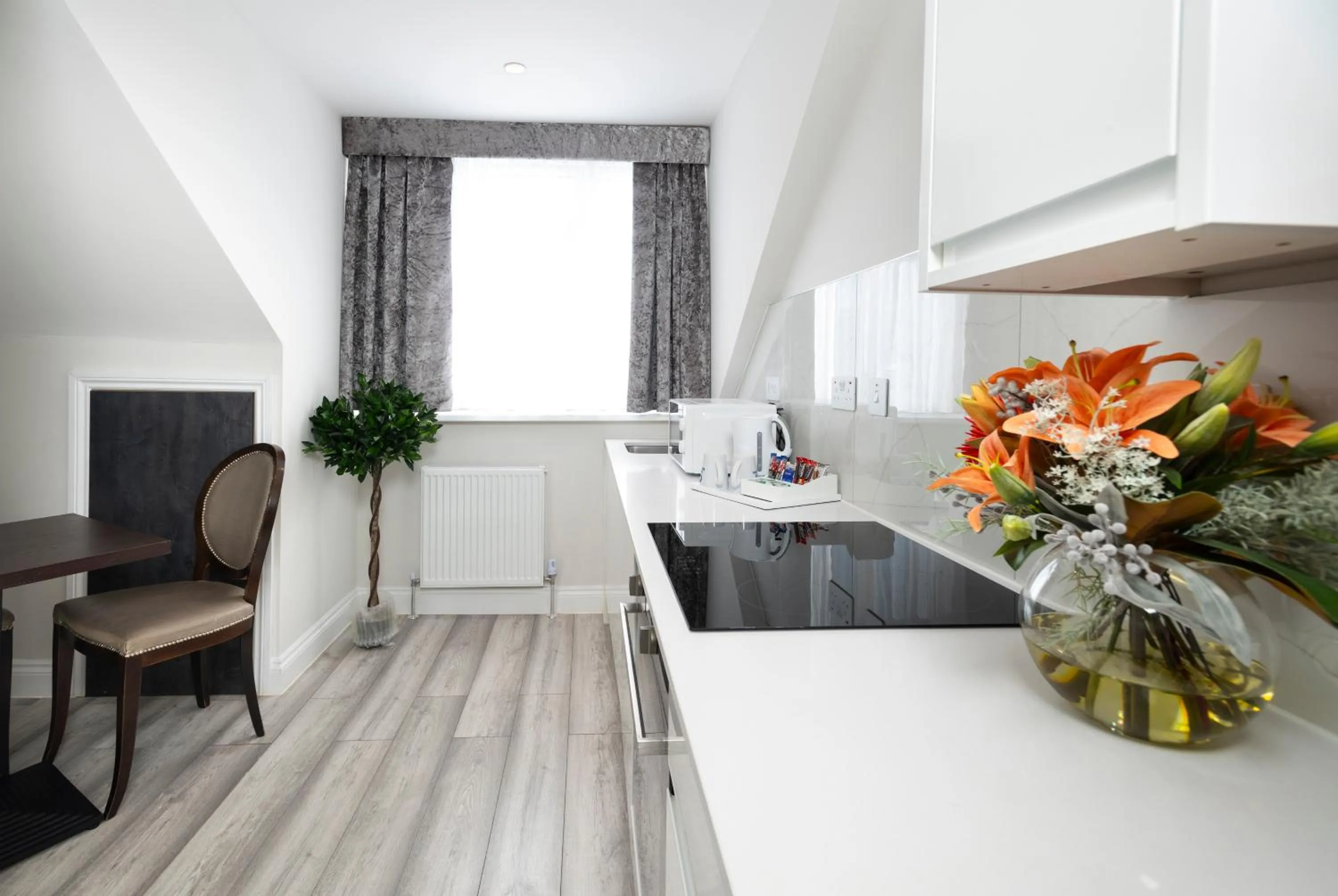 Kitchen or kitchenette in Best Western Chiswick Palace & Suites London