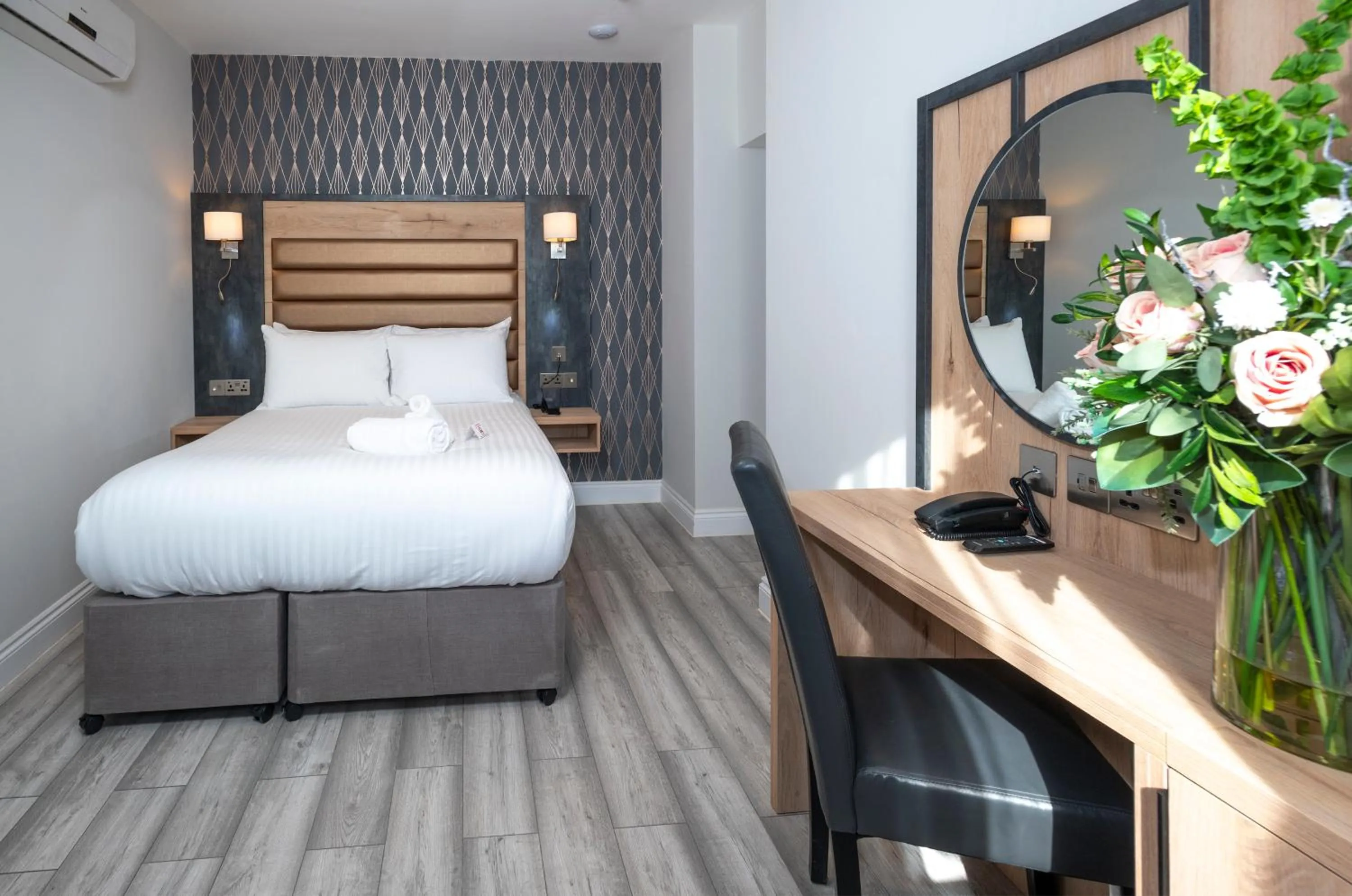 Photo of the whole room, Bed in Best Western Chiswick Palace & Suites London