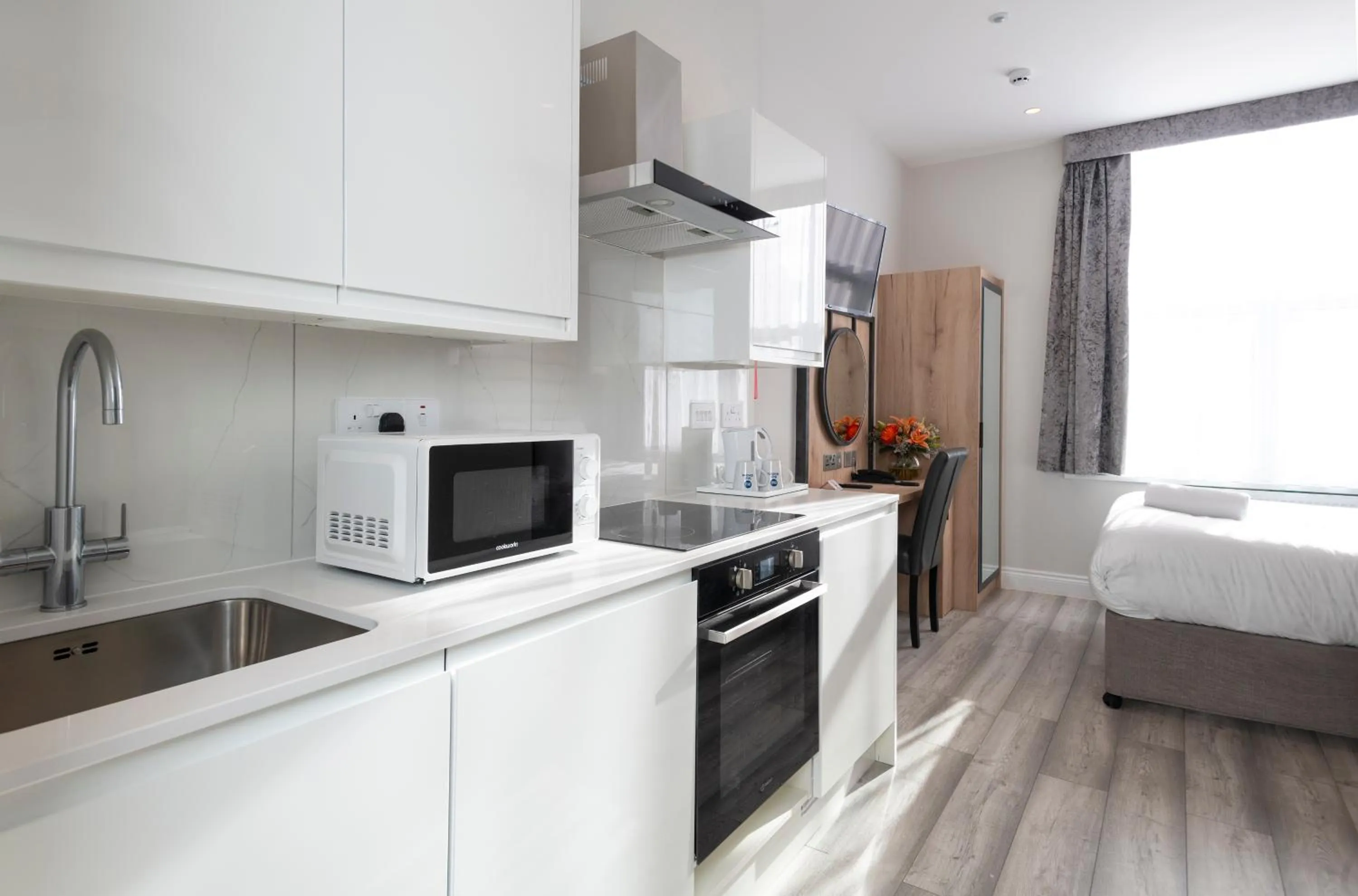 Kitchen or kitchenette, Bed in Best Western Chiswick Palace & Suites London