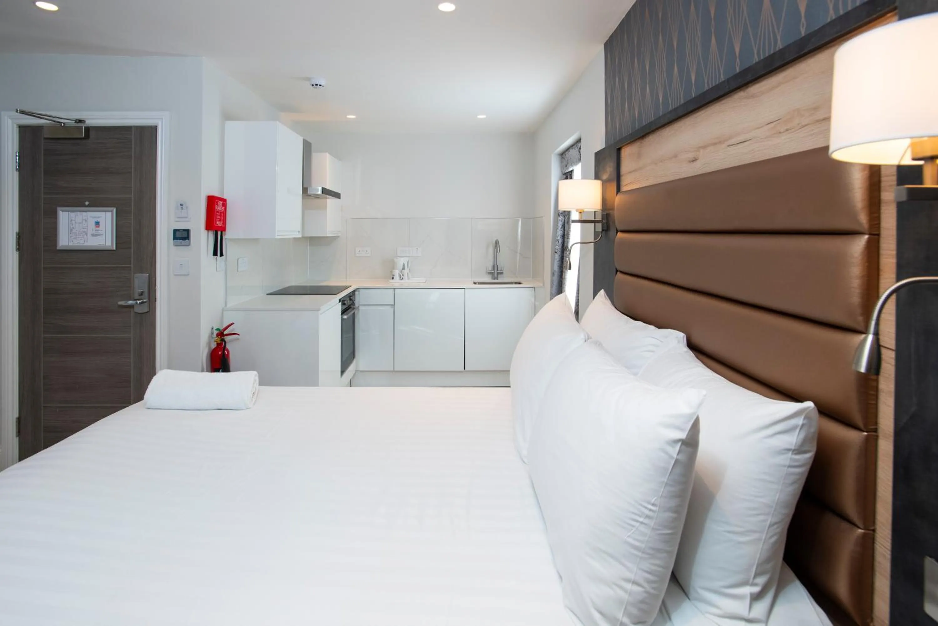 Kitchen or kitchenette, Bed in Best Western Chiswick Palace & Suites London