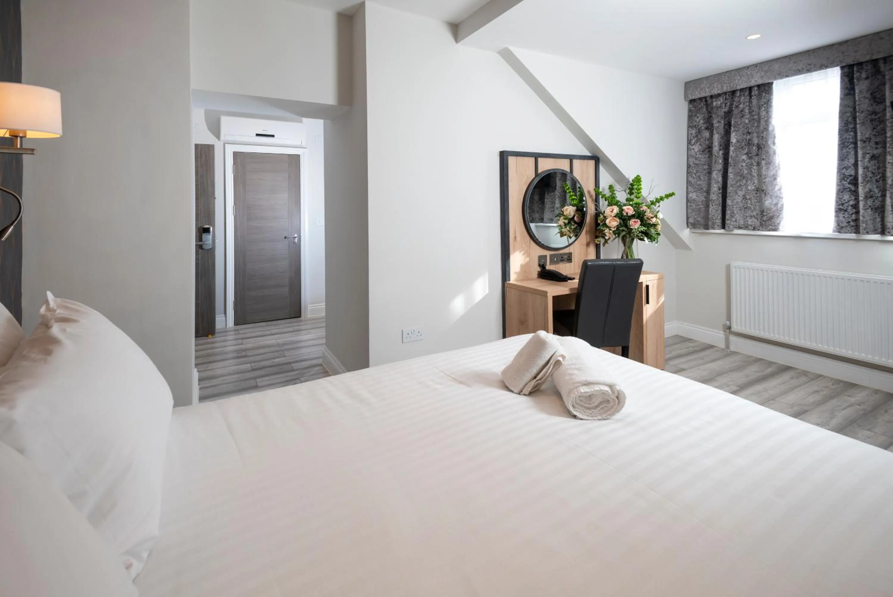 Photo of the whole room, Bed in Best Western Chiswick Palace & Suites London