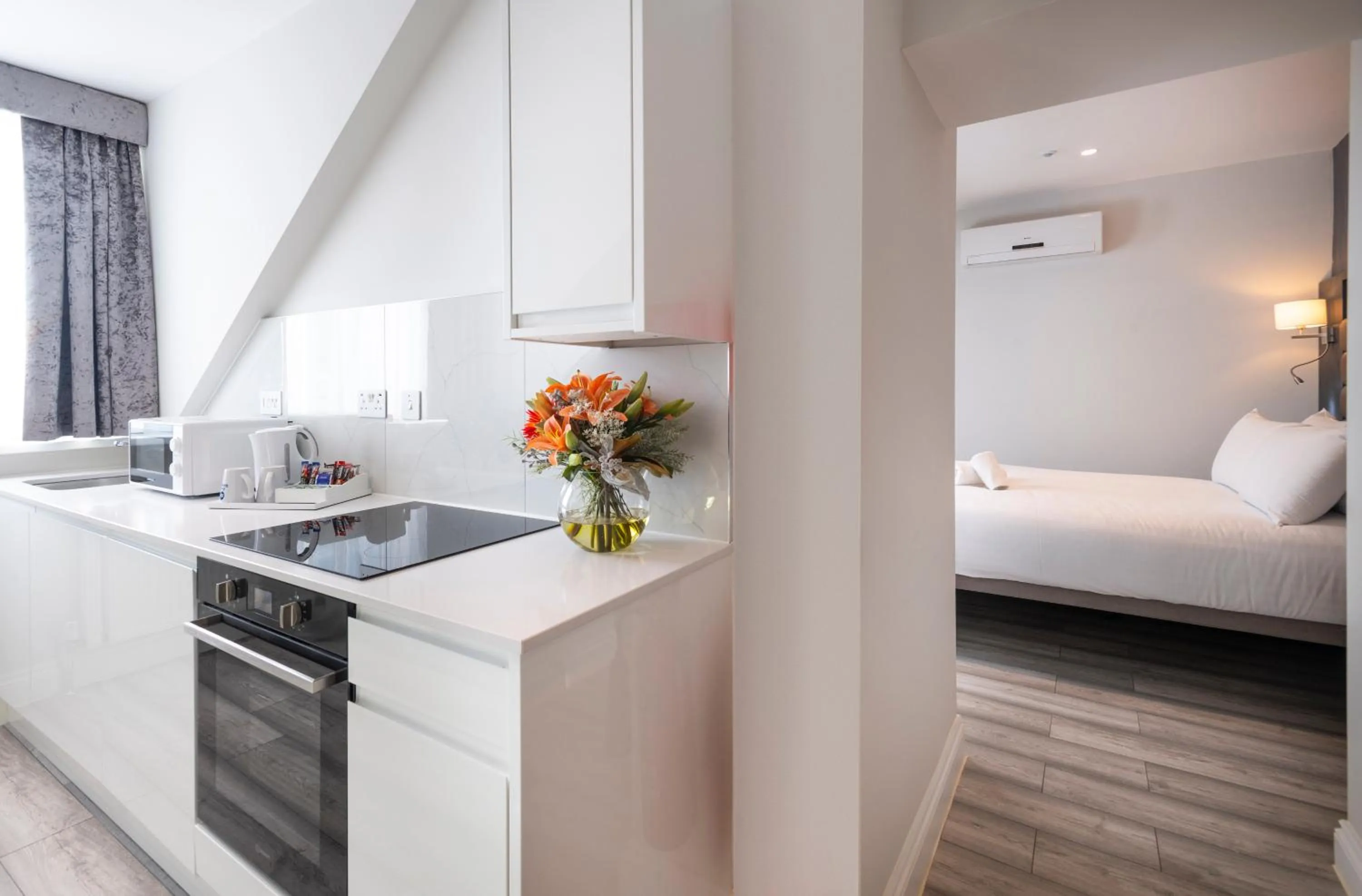 Kitchen or kitchenette, Bed in Best Western Chiswick Palace & Suites London