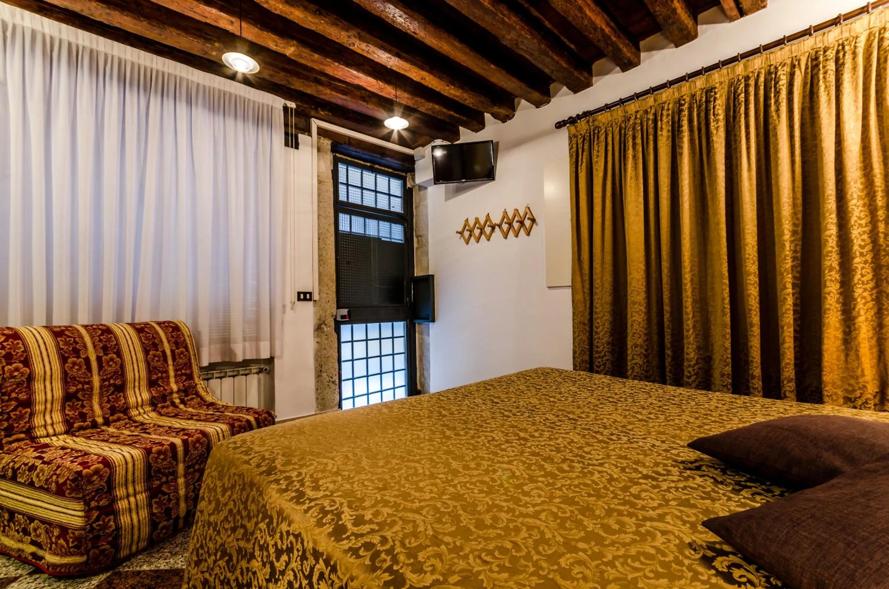 TV and multimedia, Bed in Venice Apartments