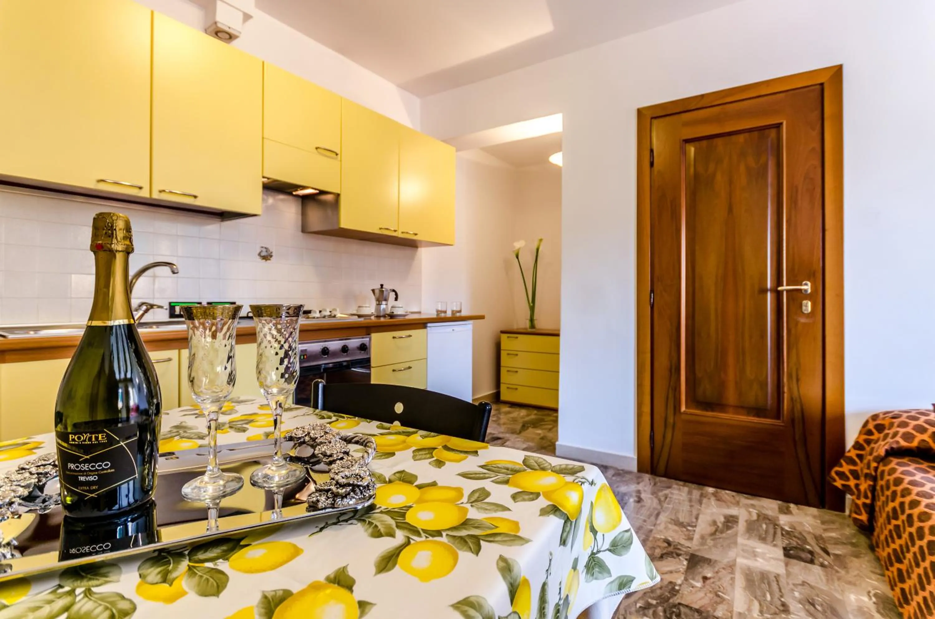 Coffee/tea facilities in Venice Apartments