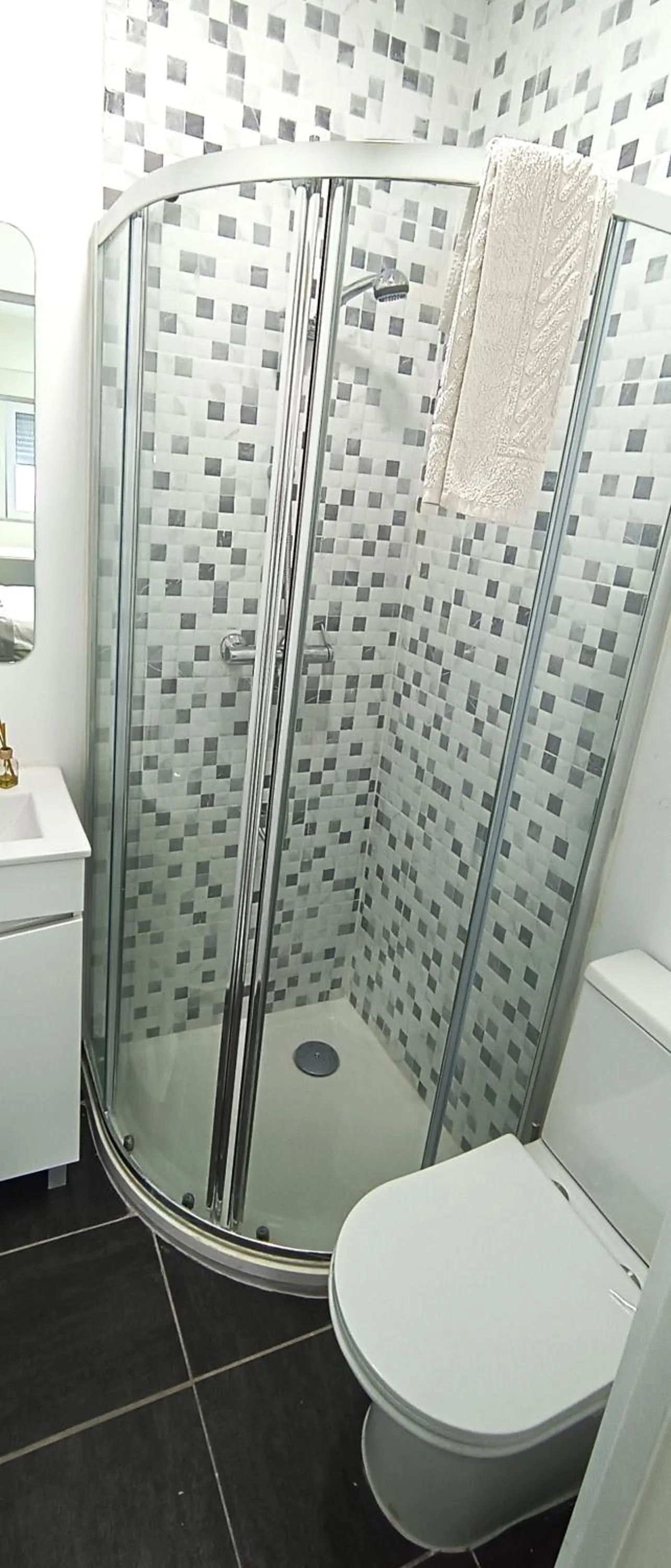 Bathroom in Sleep & Go Faro Airport Guest House