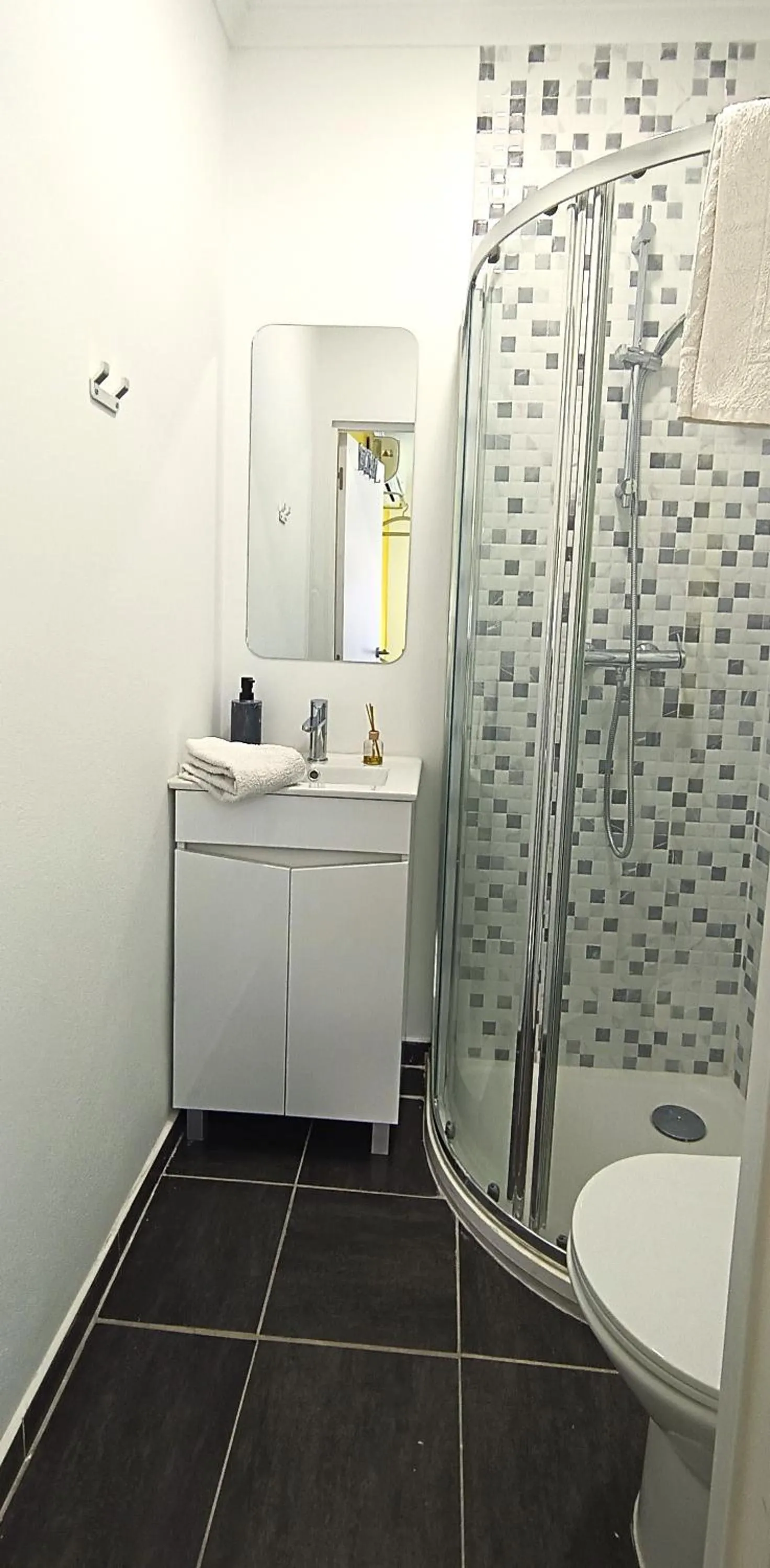 Bathroom in Sleep & Go Faro Airport Guest House