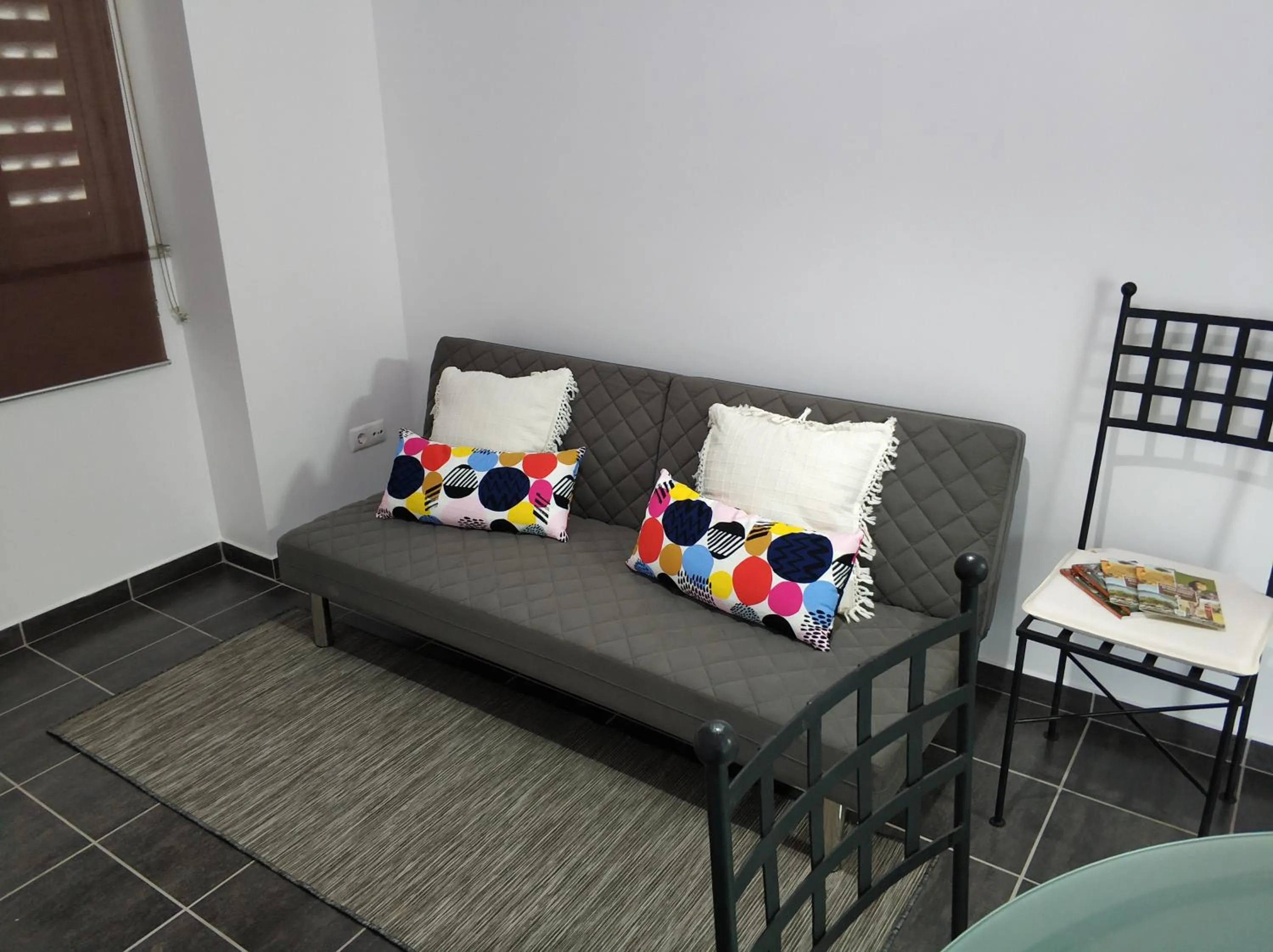 Communal lounge/ TV room in Sleep & Go Faro Airport Guest House
