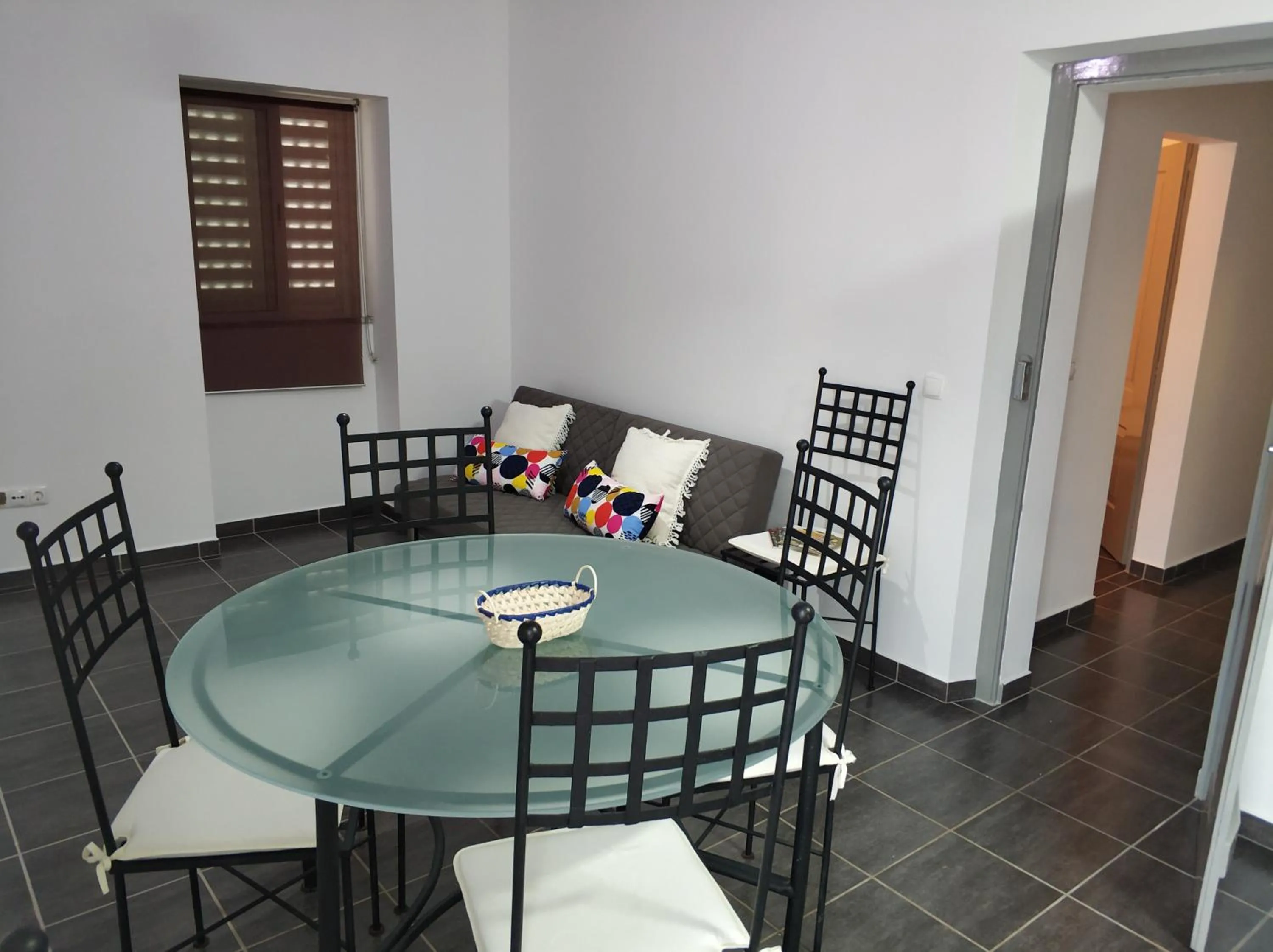 Communal lounge/ TV room in Sleep & Go Faro Airport Guest House