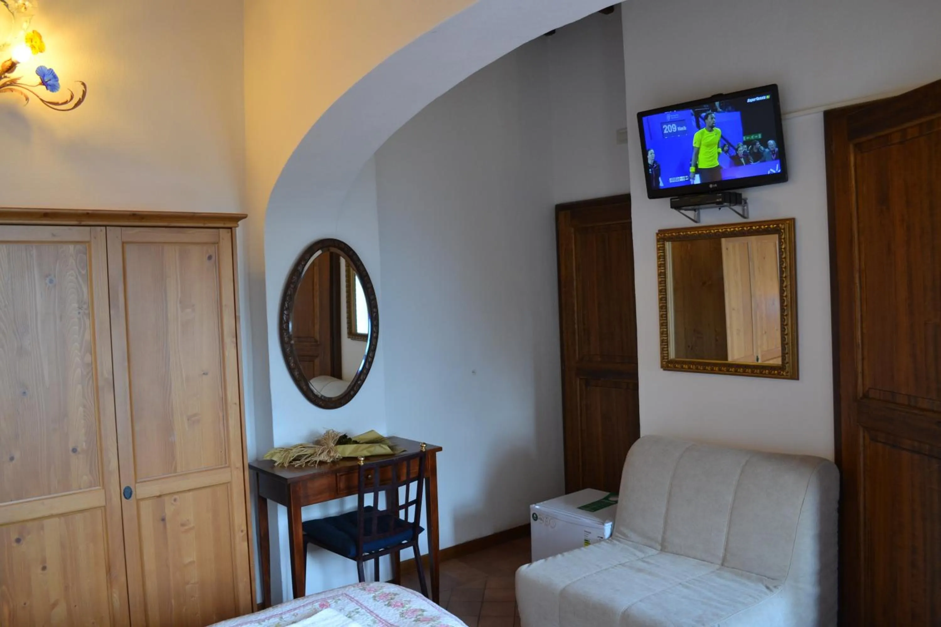 Photo of the whole room, Bed in B&B La Fonte del Machiavelli