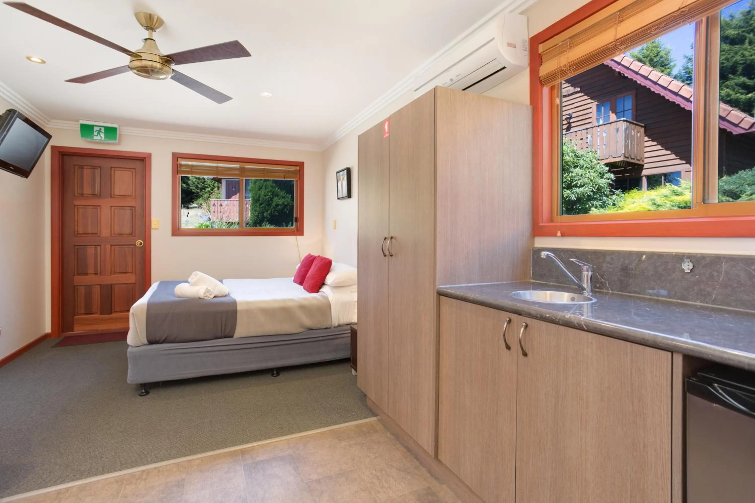 Kitchen or kitchenette, Bed in Tamar Valley Resort Grindelwald