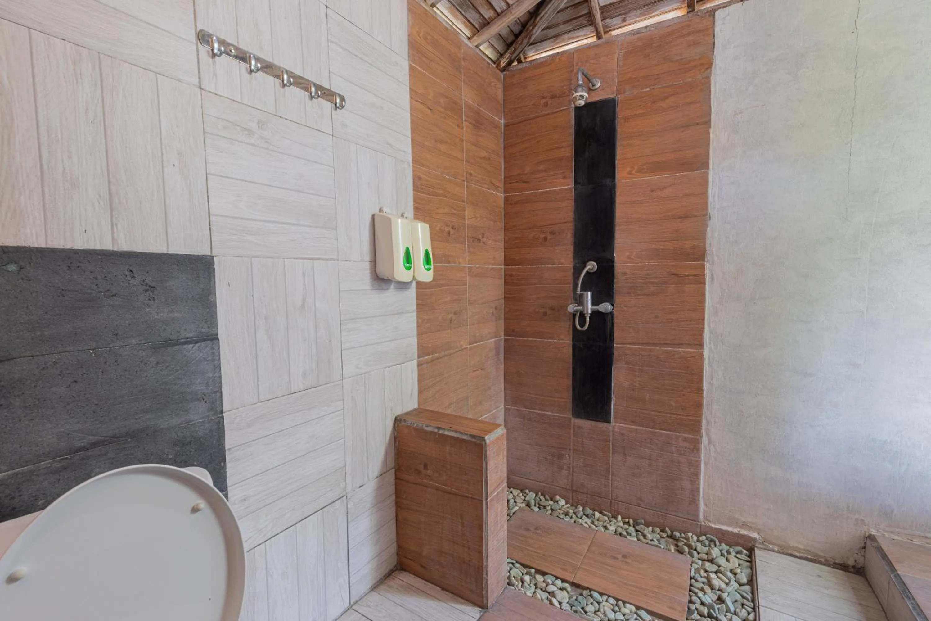 Shower in Golden Hill Cottage Nusa Penida