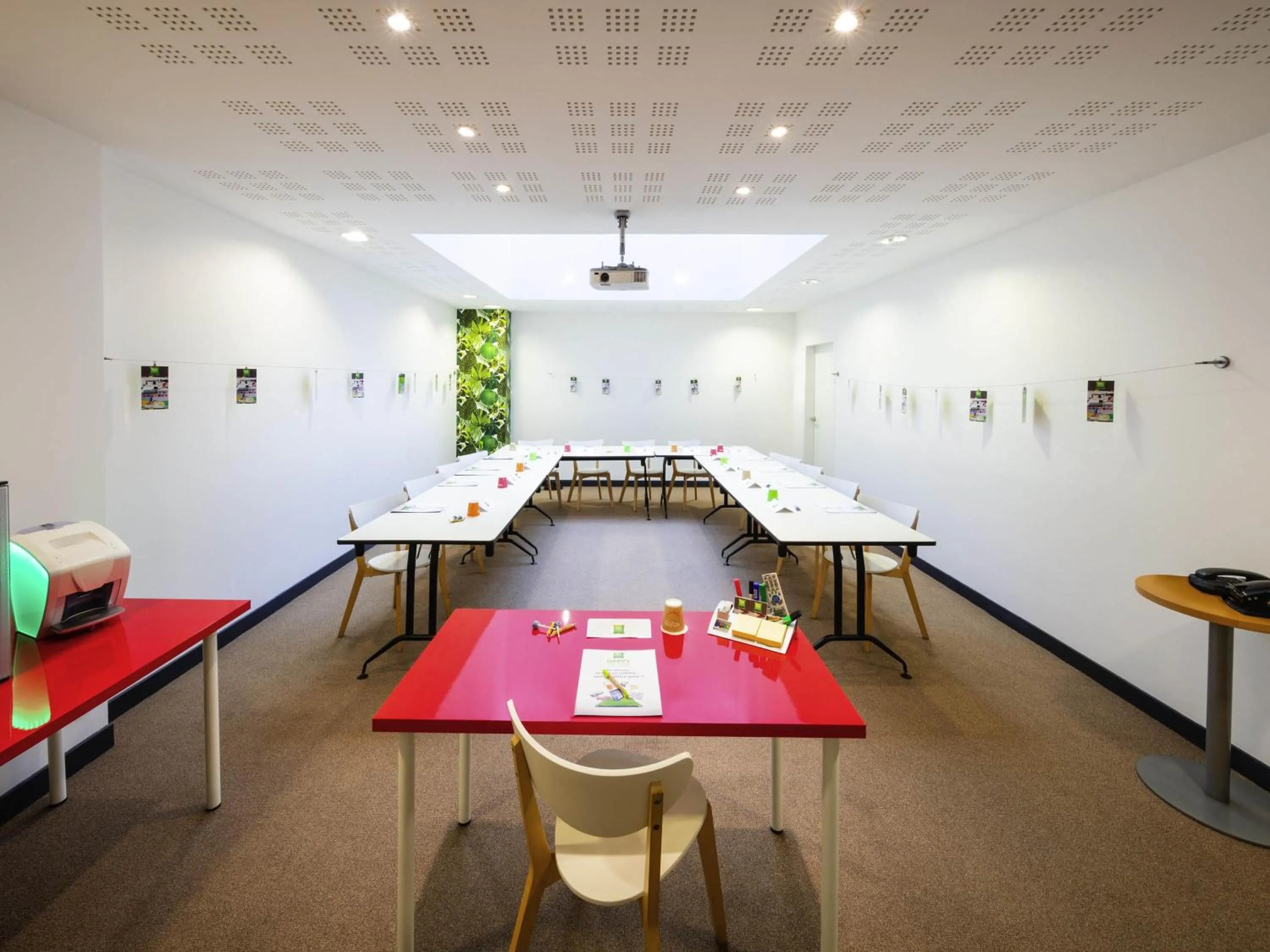 Meeting/conference room in ibis Styles Calais Centre
