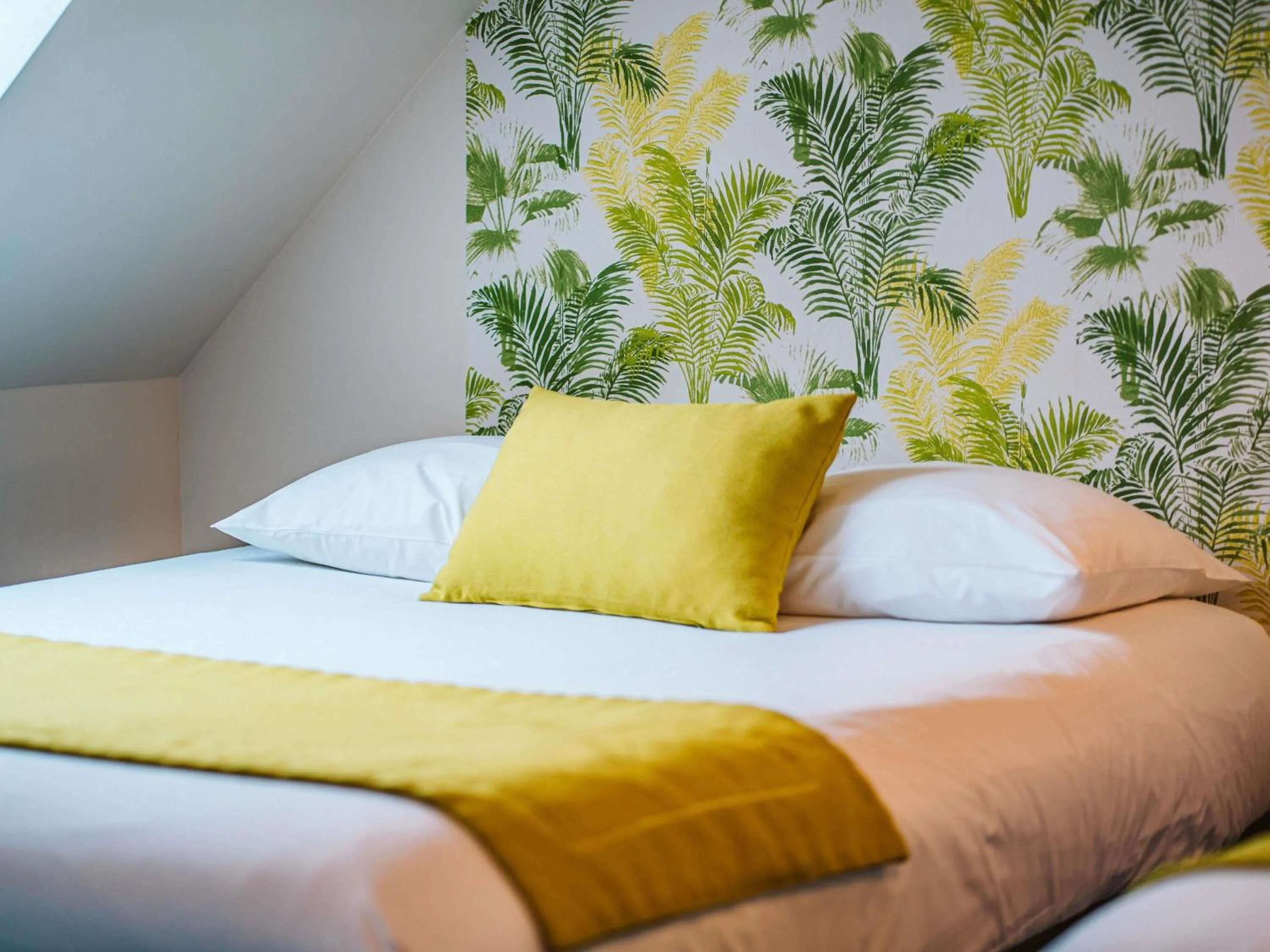 Bedroom, Bed in ibis Styles Calais Centre