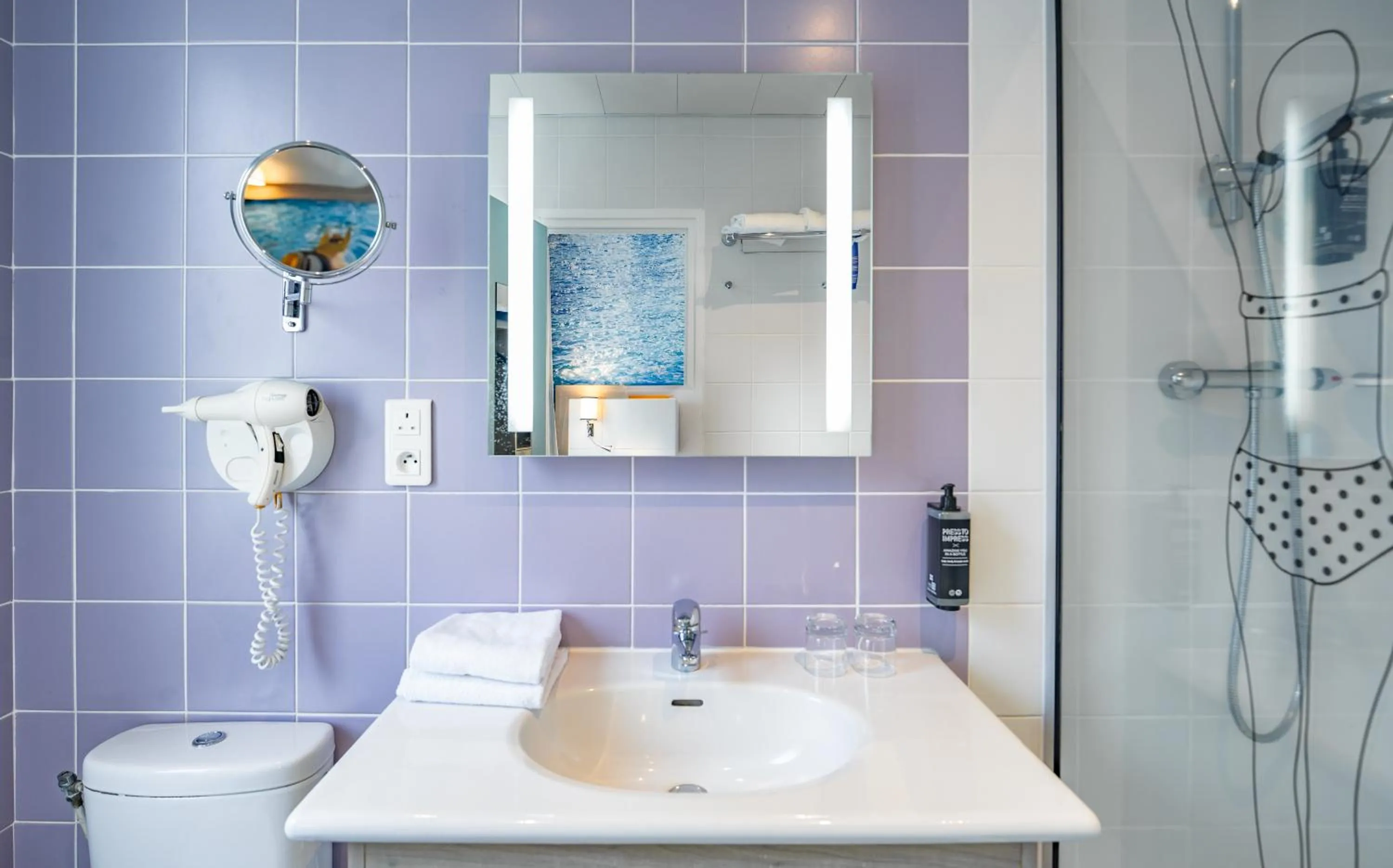 Bathroom in ibis Styles Calais Centre