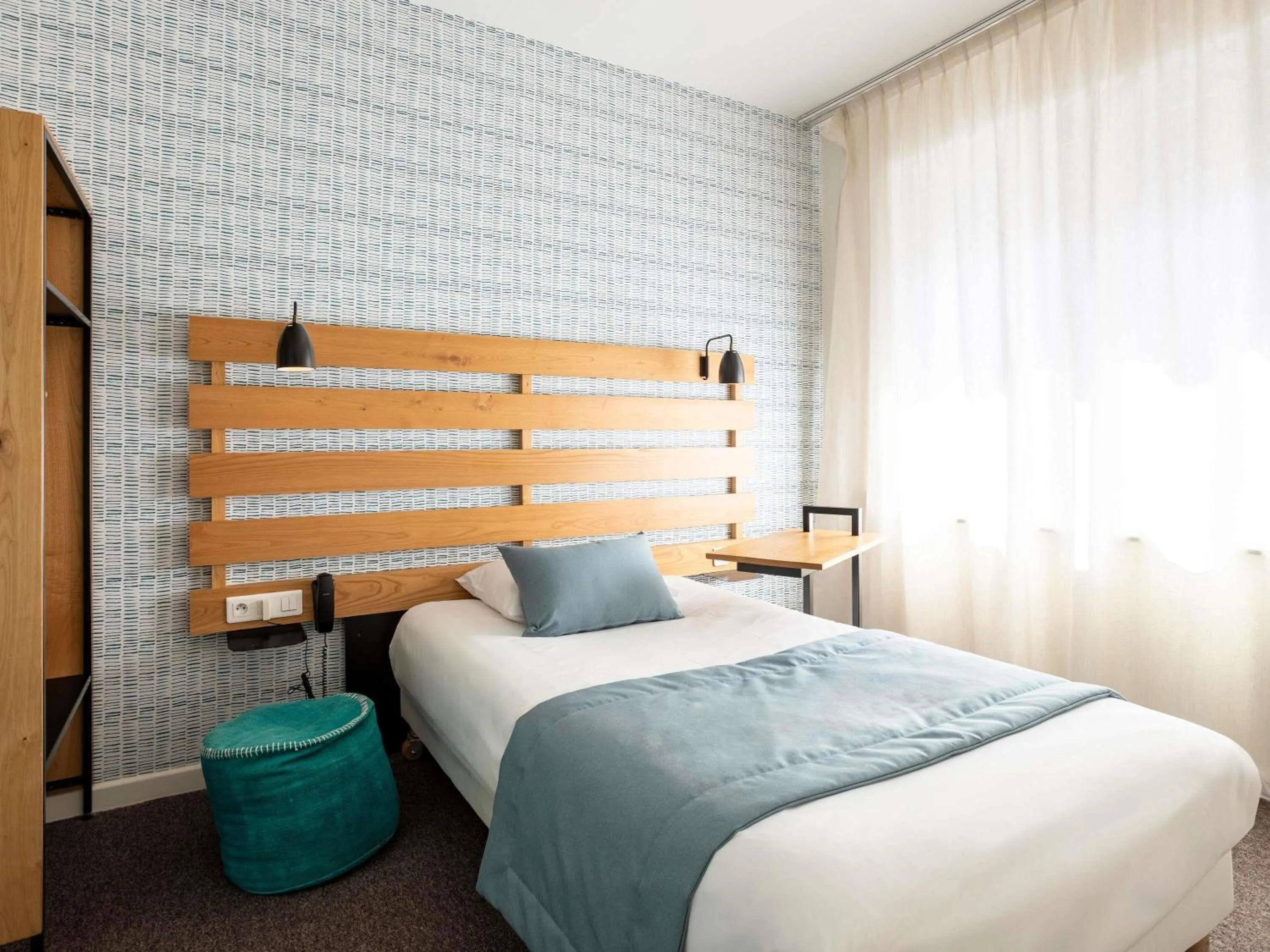 Bedroom, Bed in ibis Styles Calais Centre