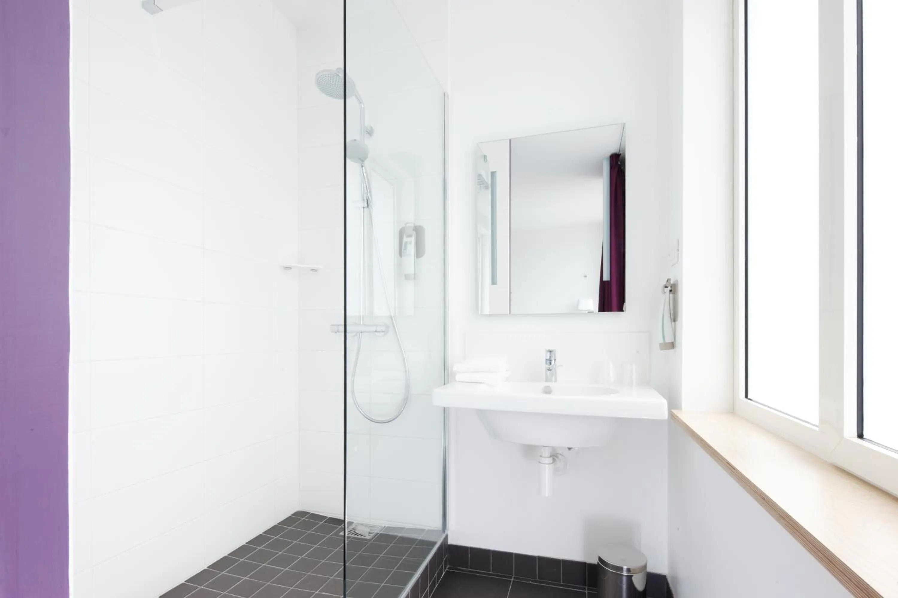 Bathroom in ibis Styles Calais Centre