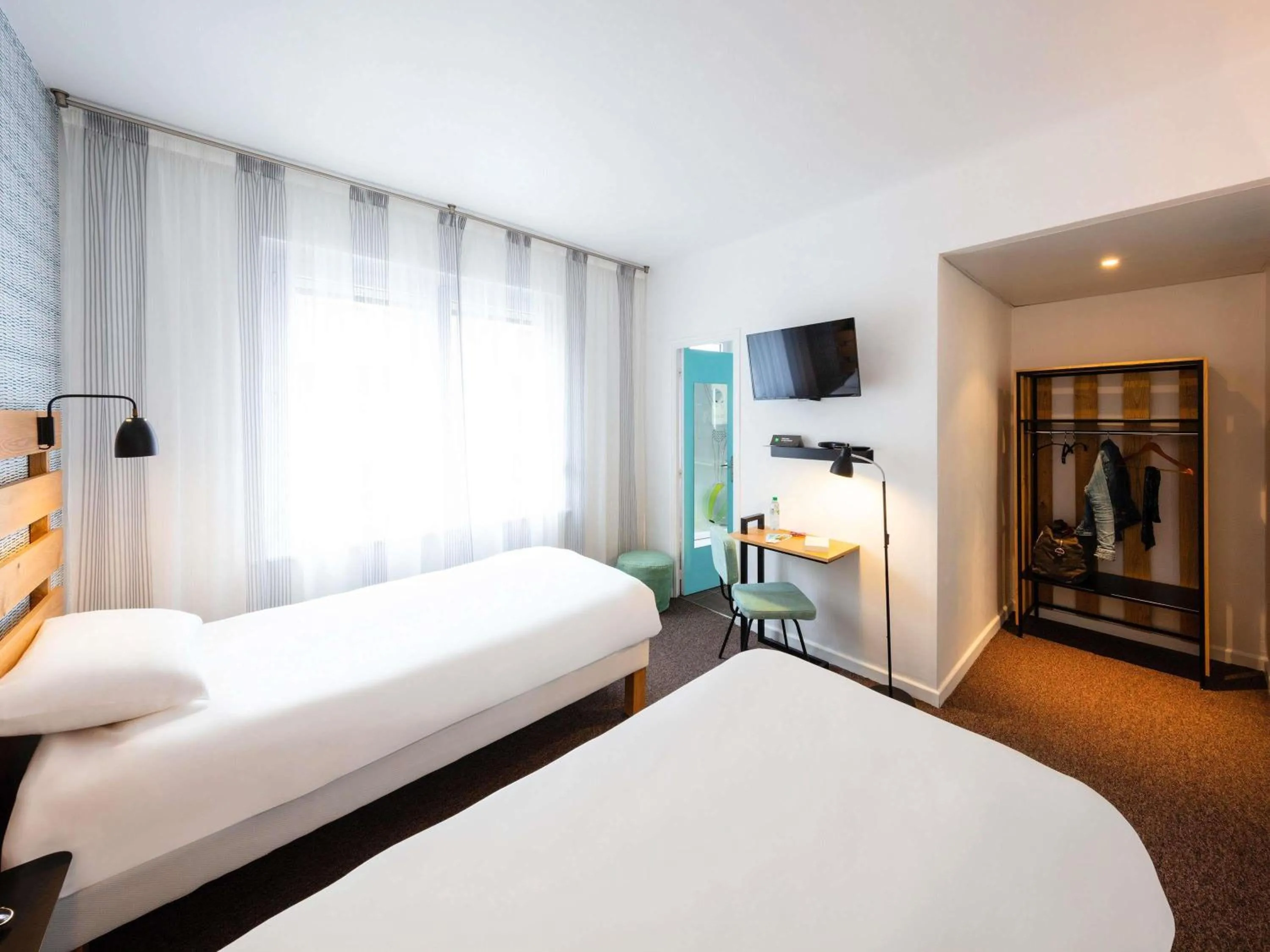 Bedroom, Bed in ibis Styles Calais Centre