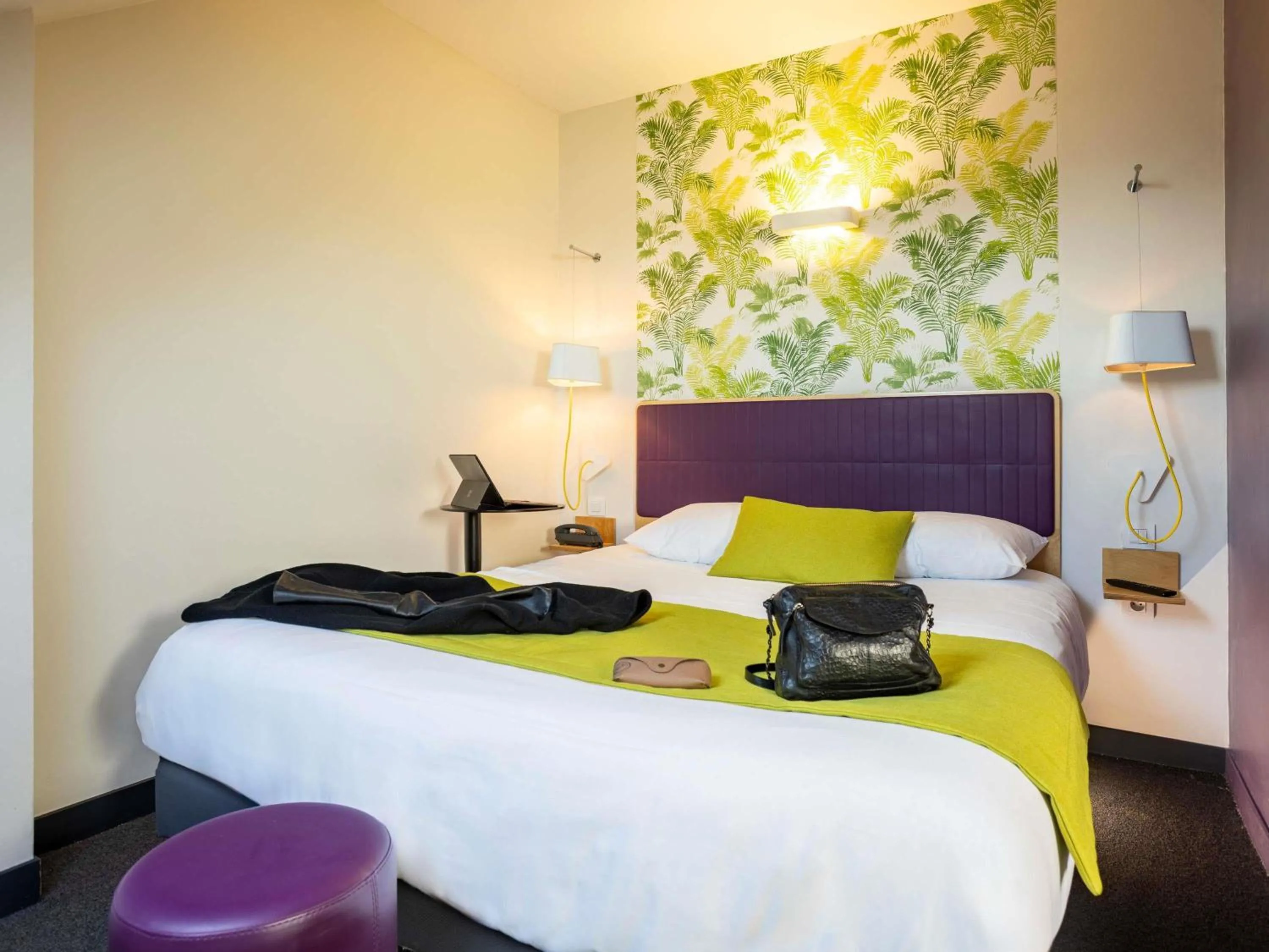 Bedroom, Bed in ibis Styles Calais Centre