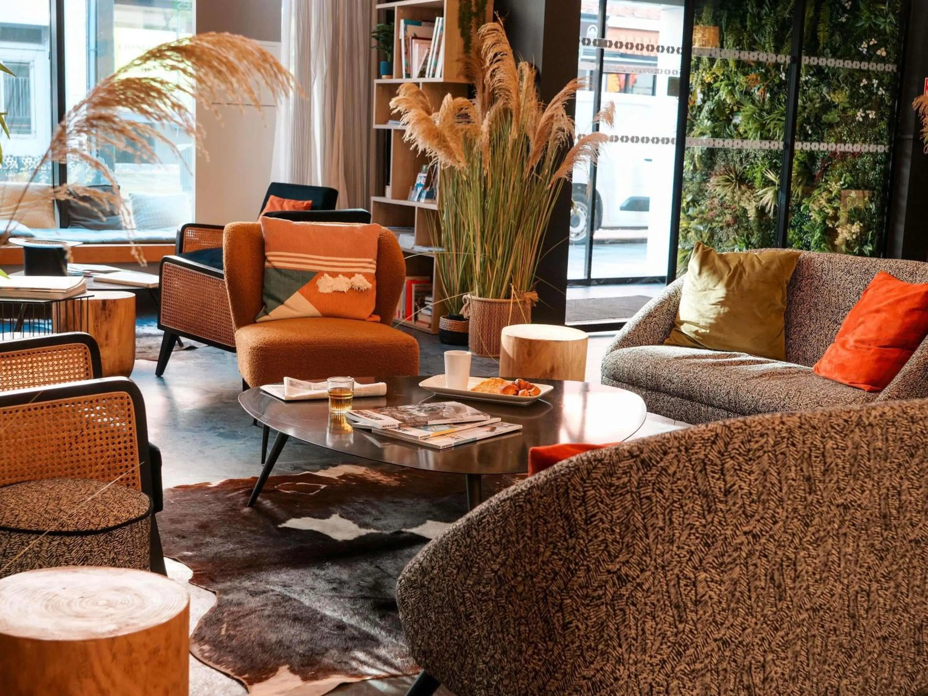 Lounge or bar in ibis Styles Calais Centre