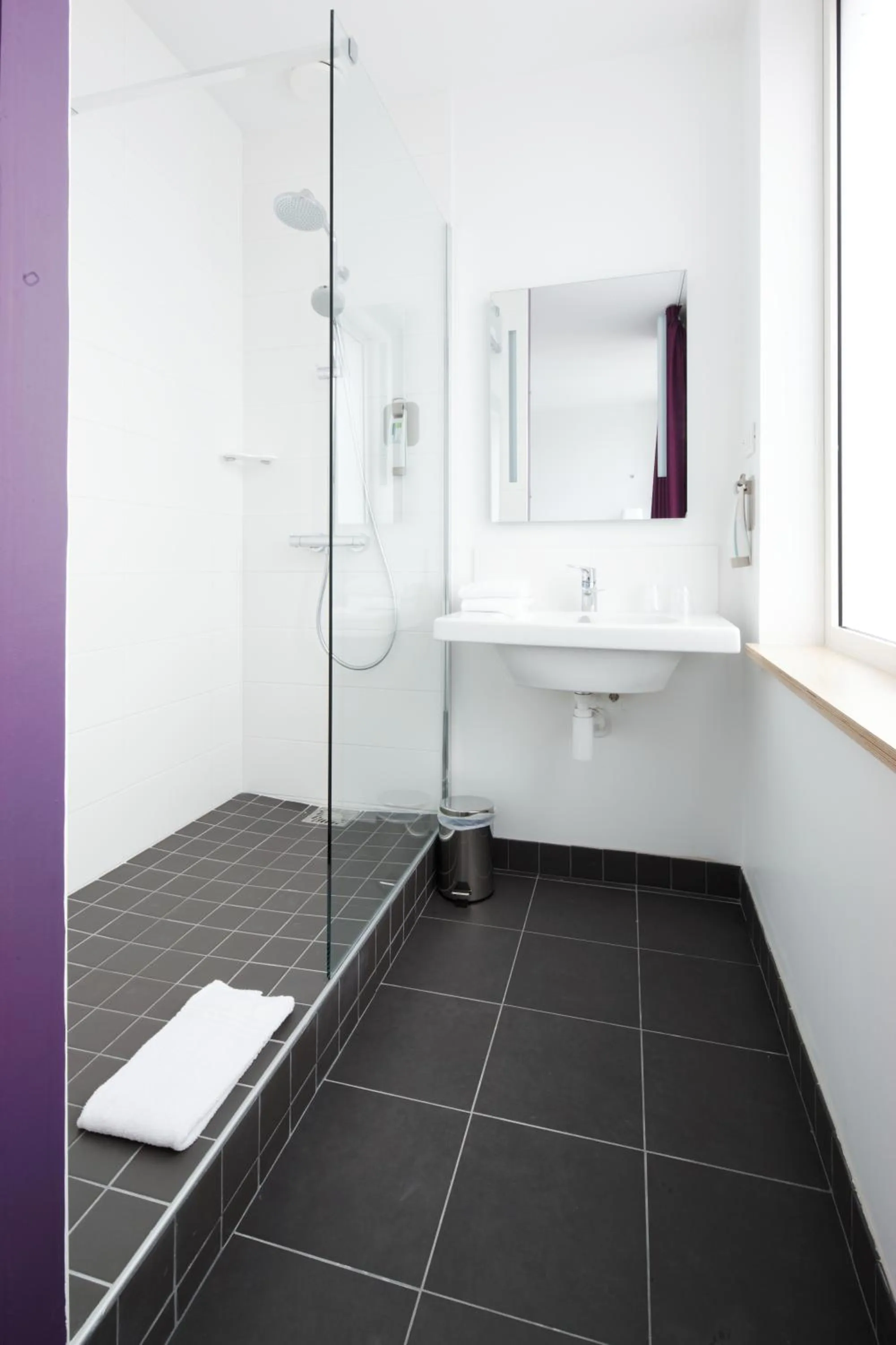 Bathroom in ibis Styles Calais Centre