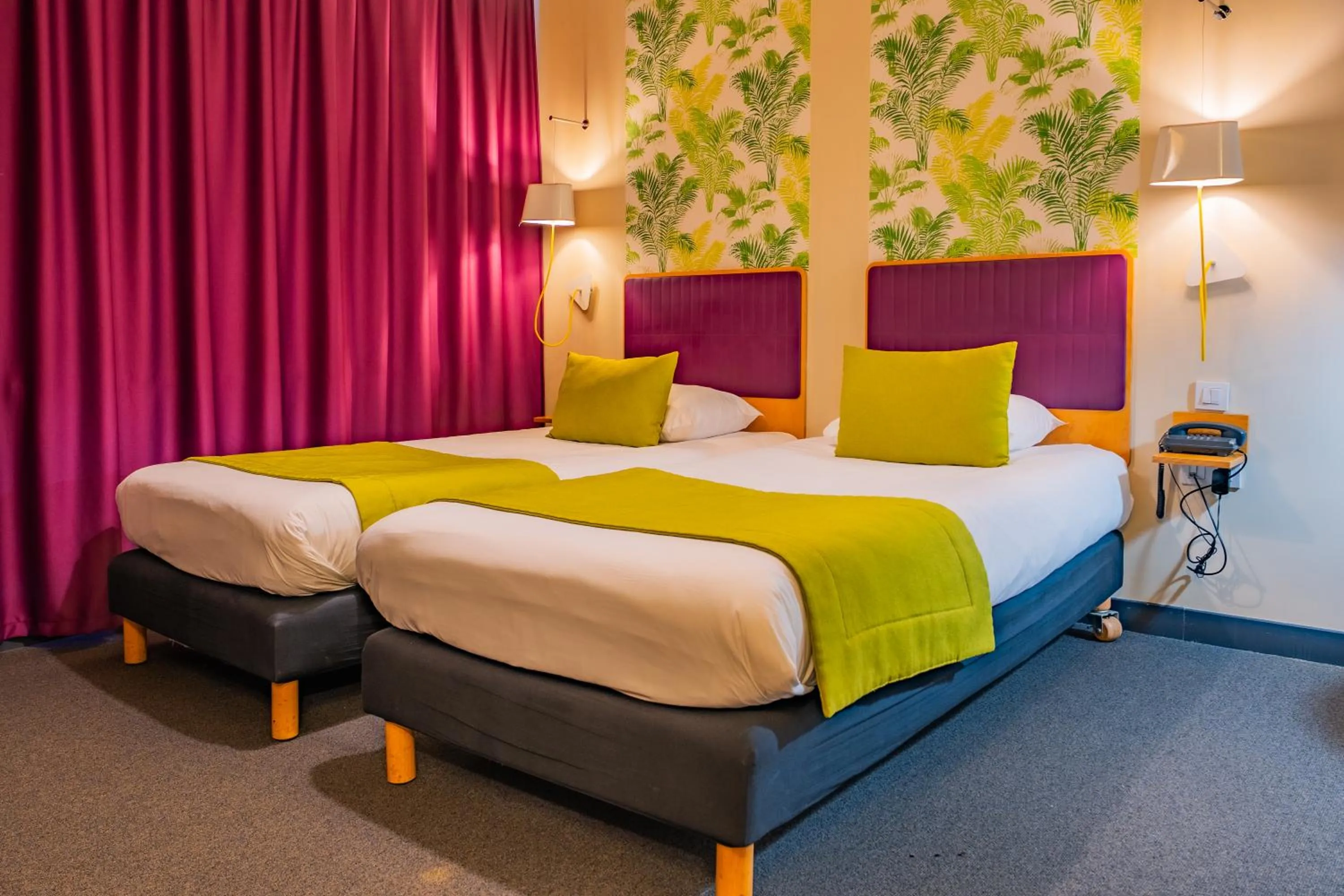 Property building, Bed in ibis Styles Calais Centre