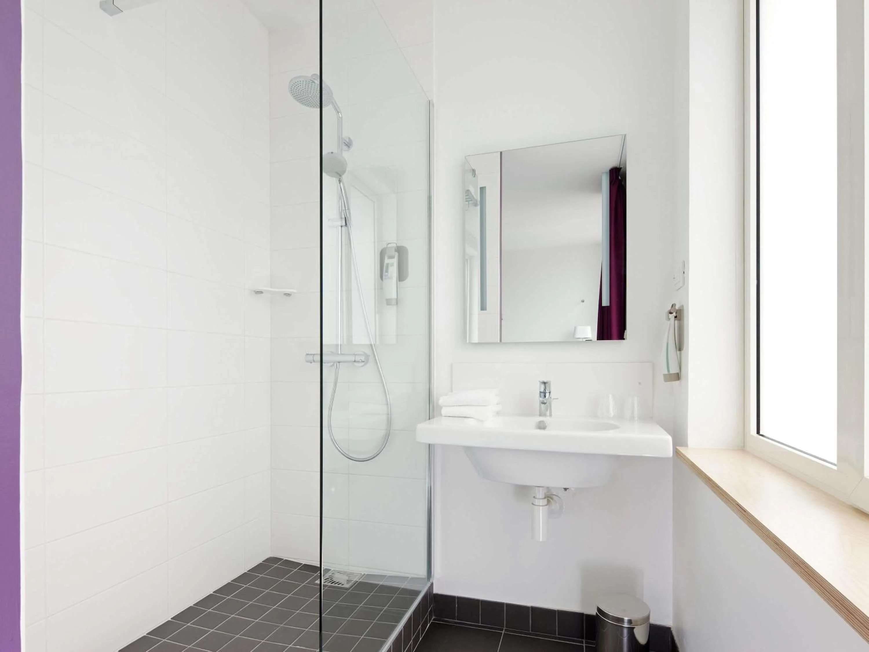 Bedroom in ibis Styles Calais Centre