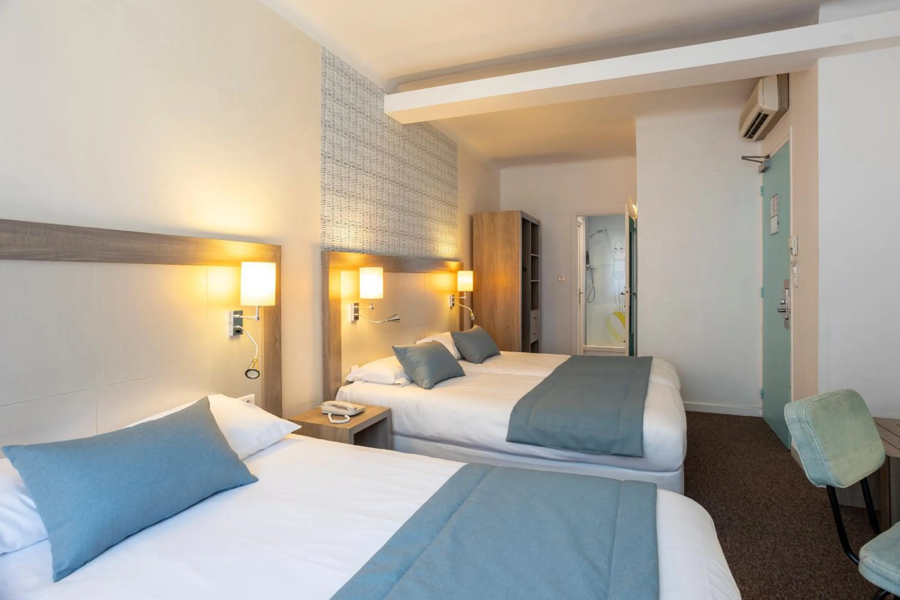 Bedroom, Bed in ibis Styles Calais Centre