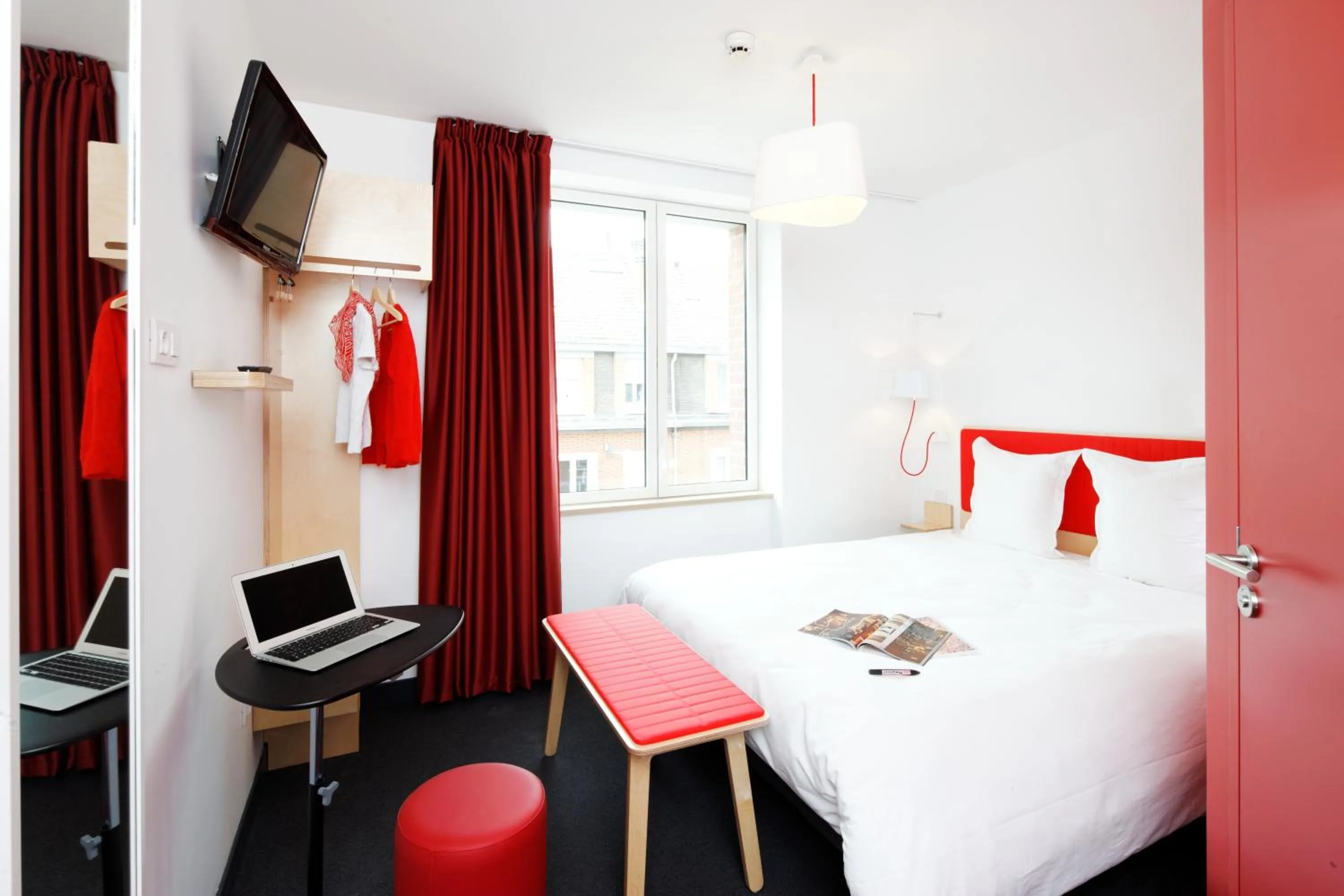 Photo of the whole room, Bed in ibis Styles Calais Centre