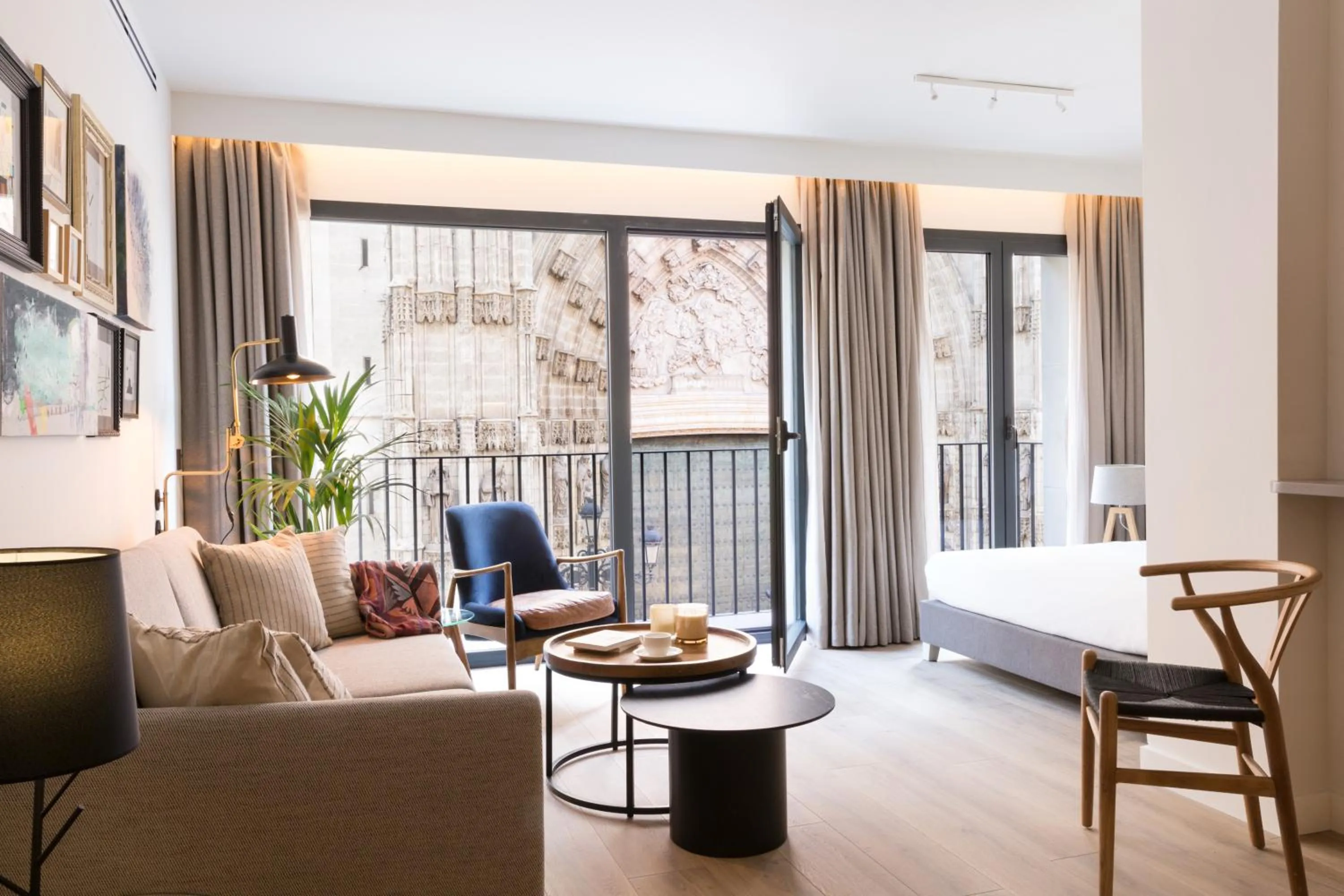 Photo of the whole room, Bed in Puerta Catedral Suites