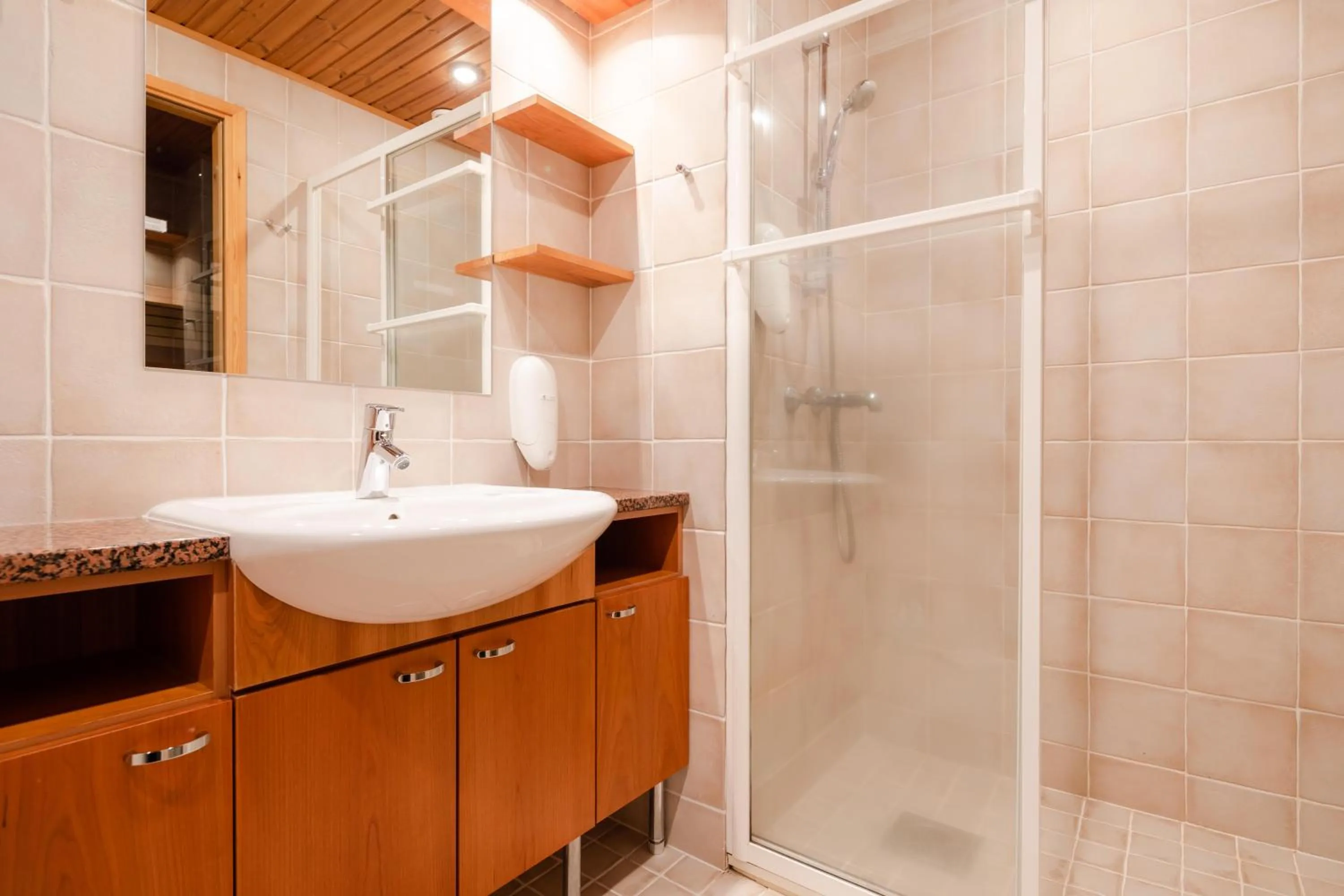 Shower in Lapland Hotels Äkäshotelli