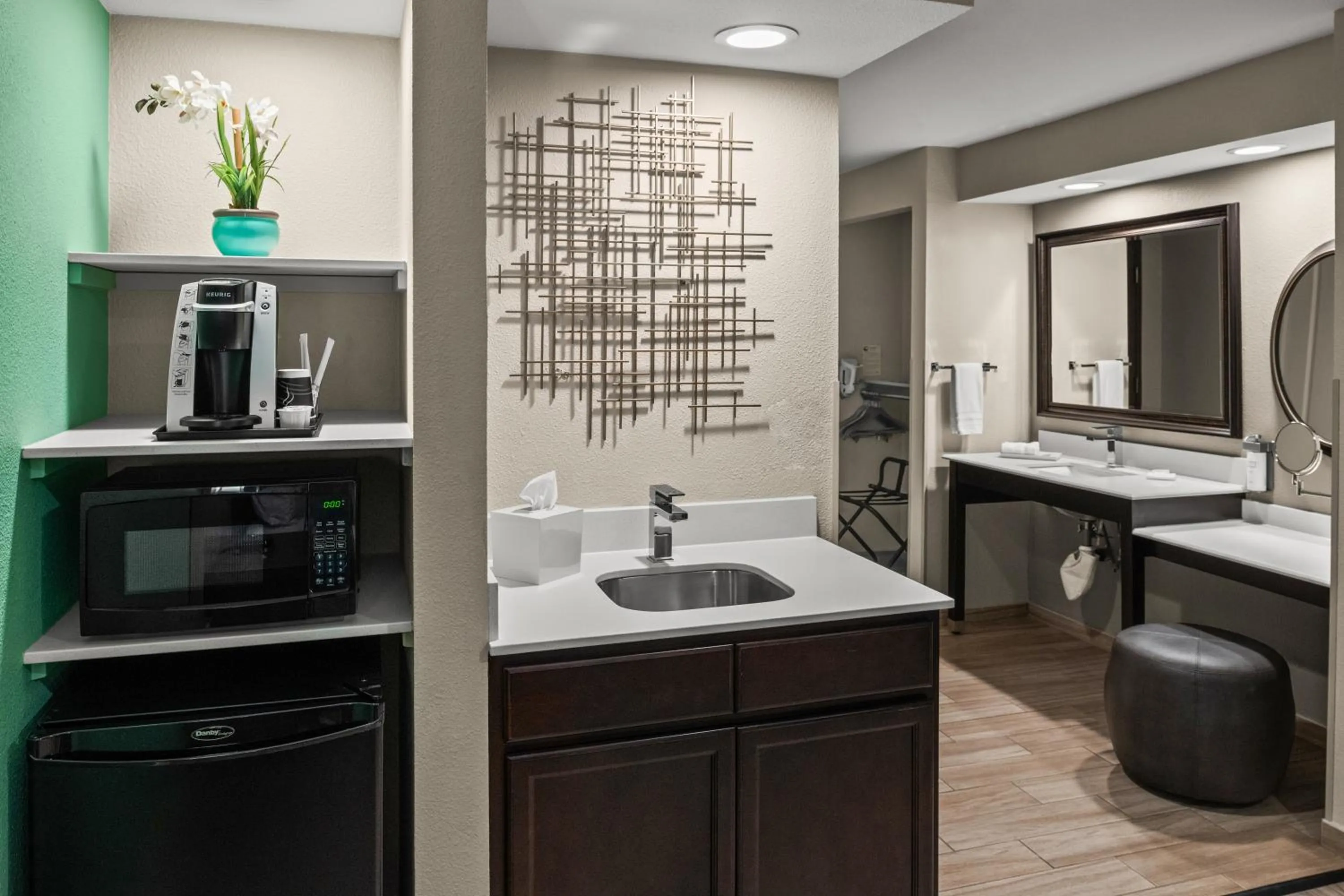 Coffee/tea facilities in Yosemite Southgate Hotel & Suites