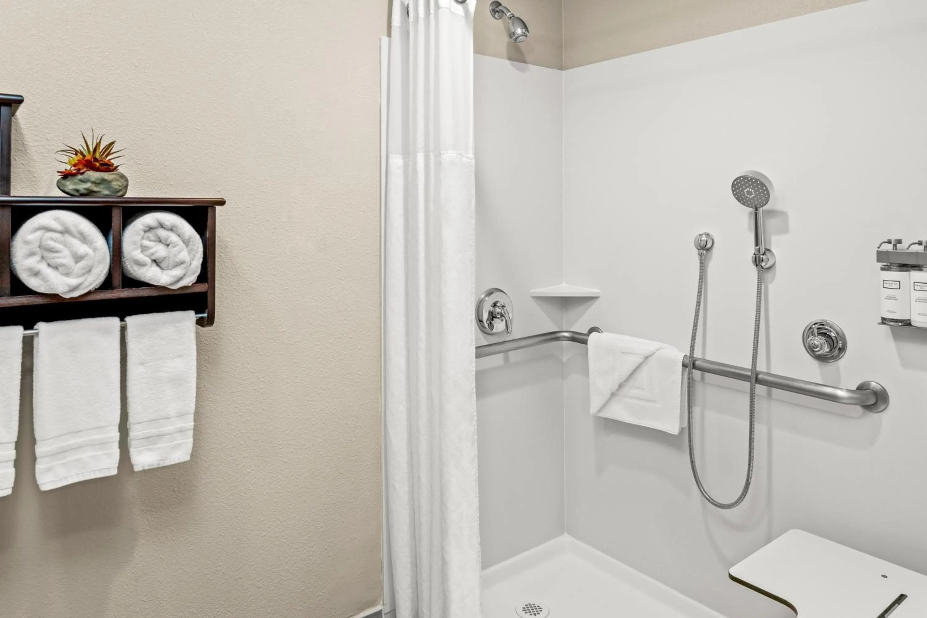 Shower in Yosemite Southgate Hotel & Suites