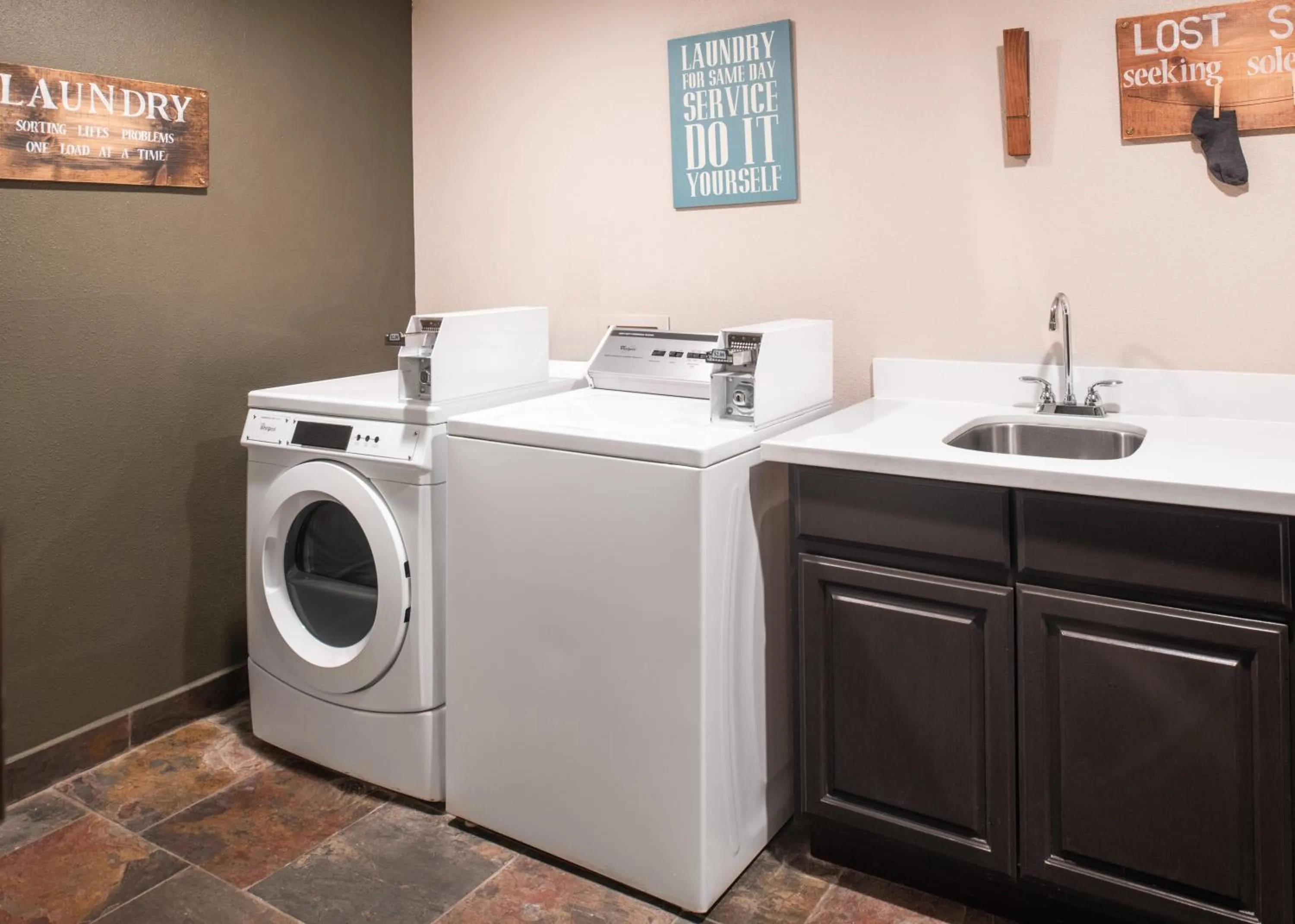 laundry in Yosemite Southgate Hotel & Suites