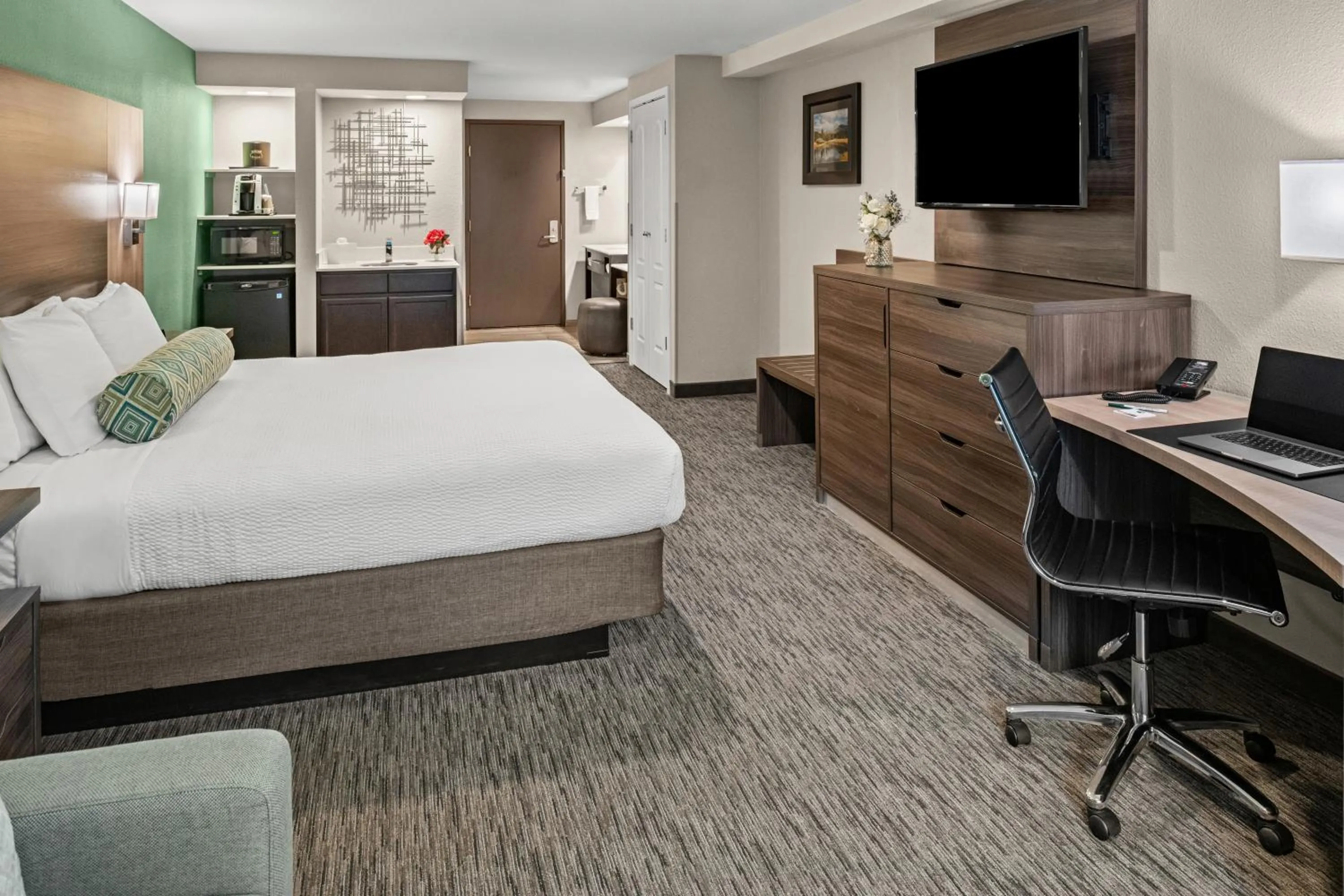 Photo of the whole room, Bed in Yosemite Southgate Hotel & Suites