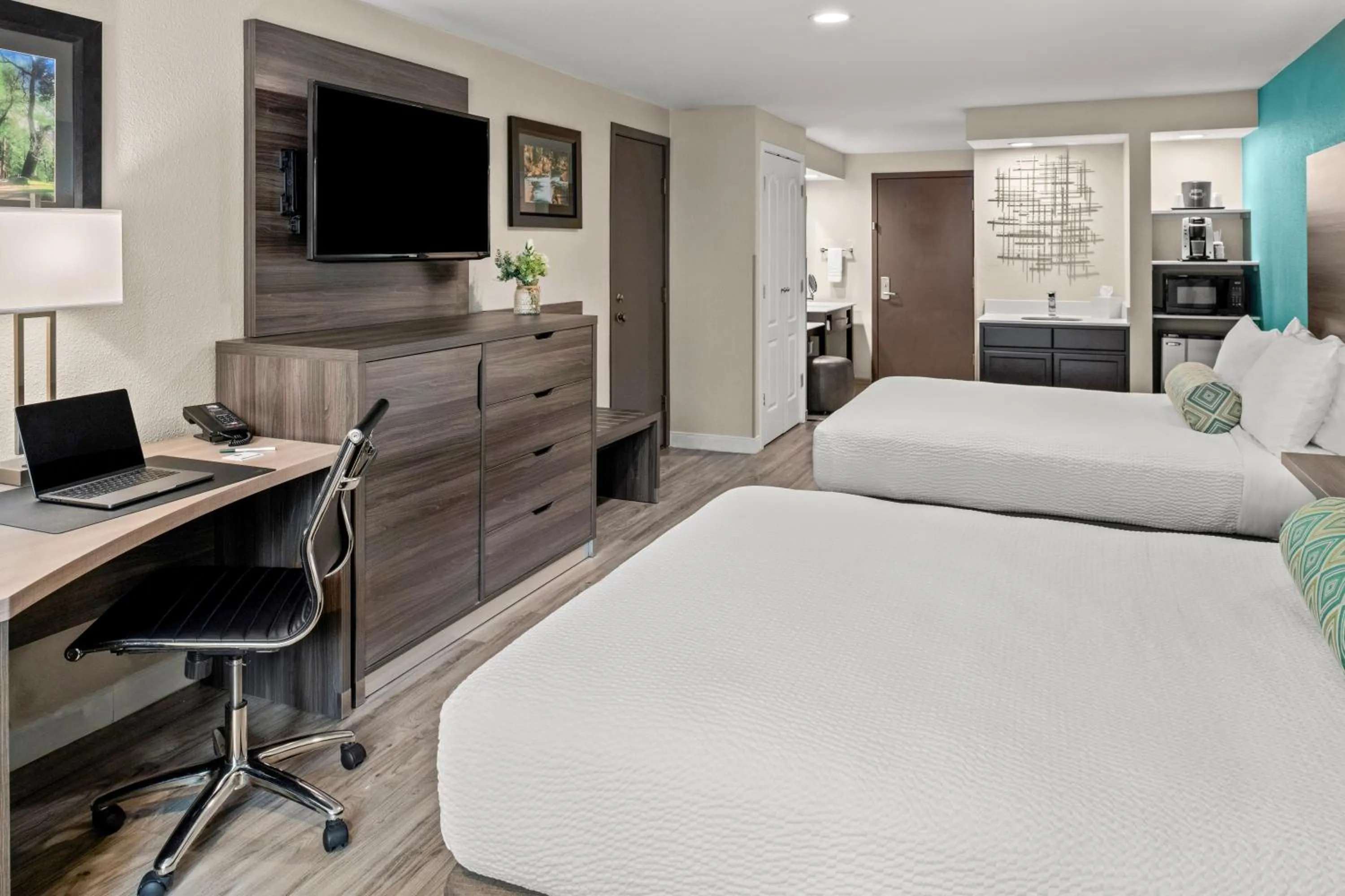 Coffee/tea facilities, Bed in Yosemite Southgate Hotel & Suites