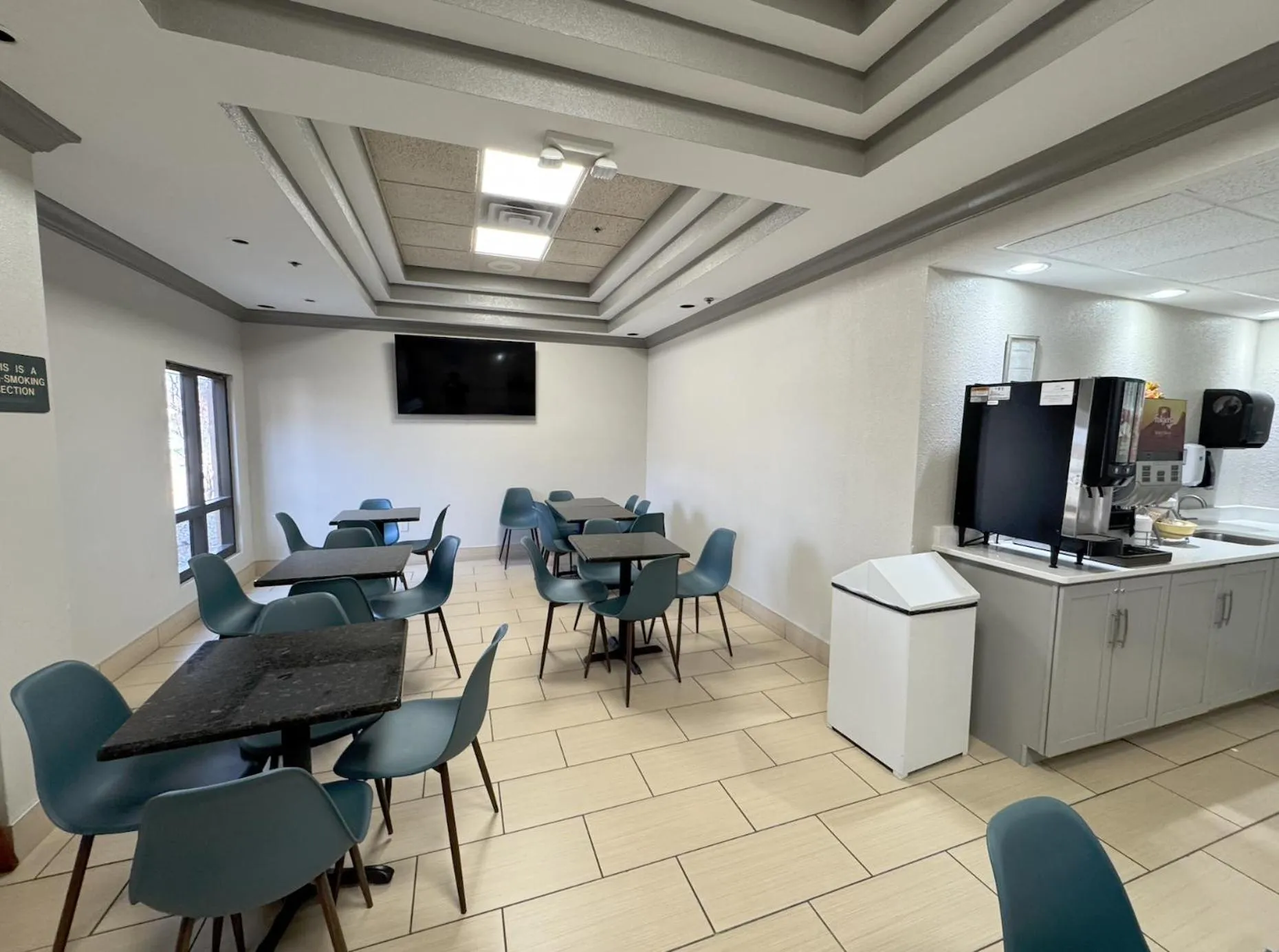 Breakfast in Days Inn & Suites by Wyndham Cedar Rapids