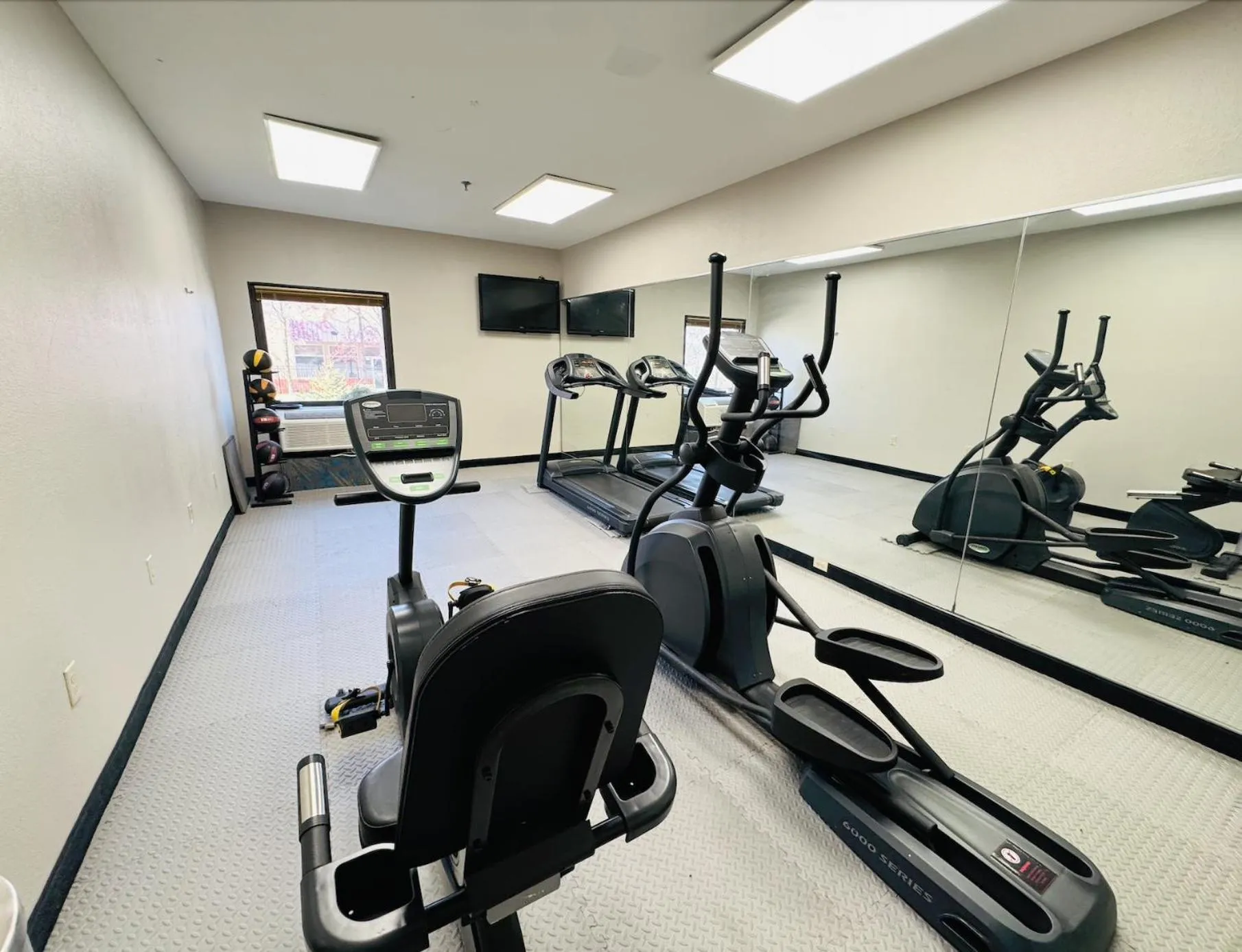Fitness centre/facilities in Days Inn & Suites by Wyndham Cedar Rapids