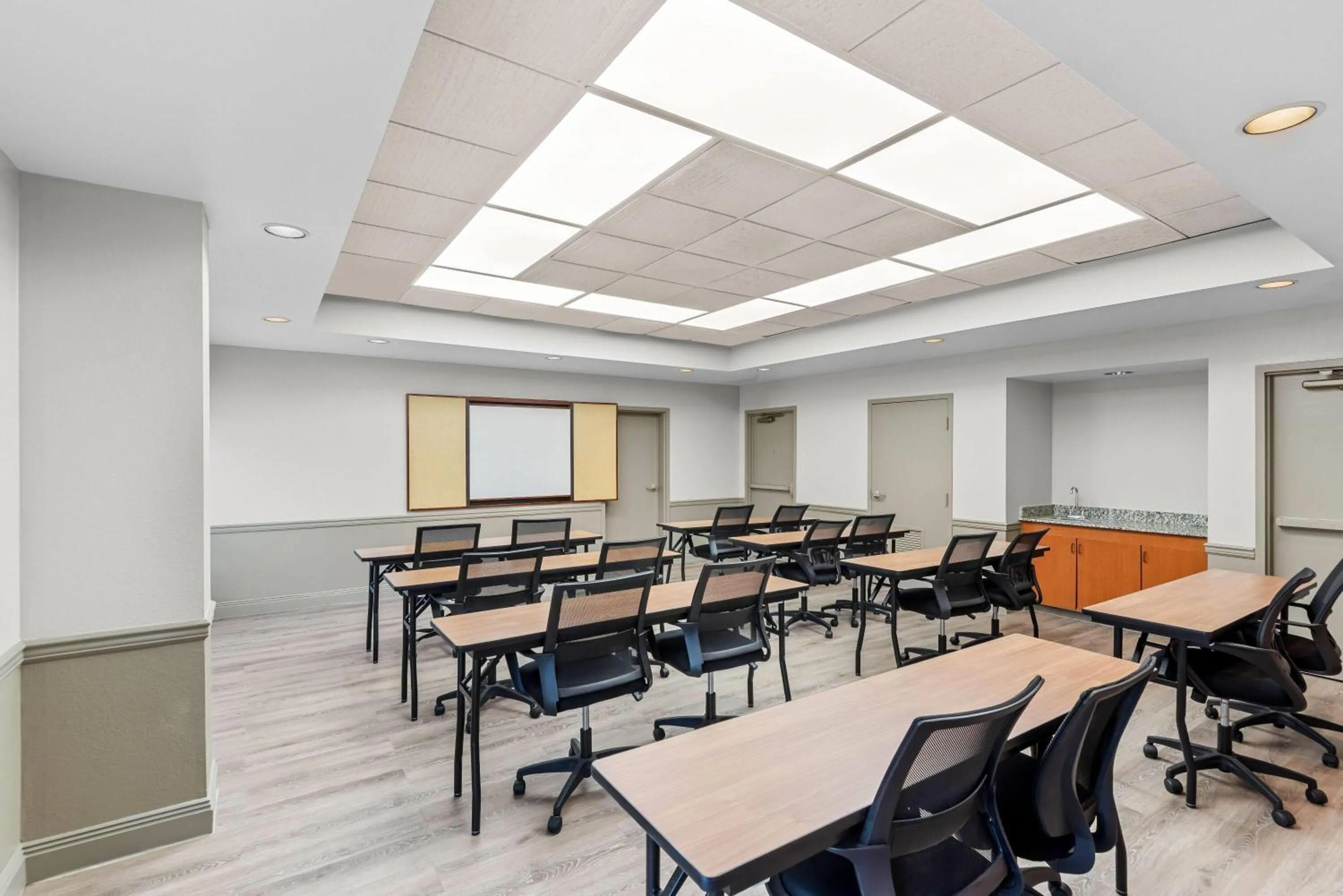Meeting/conference room in Days Inn & Suites by Wyndham Cedar Rapids