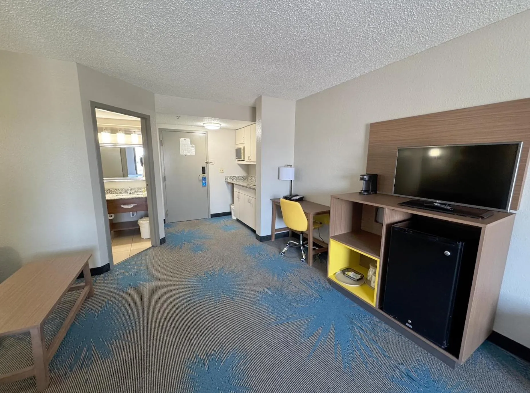 TV and multimedia in Days Inn & Suites by Wyndham Cedar Rapids