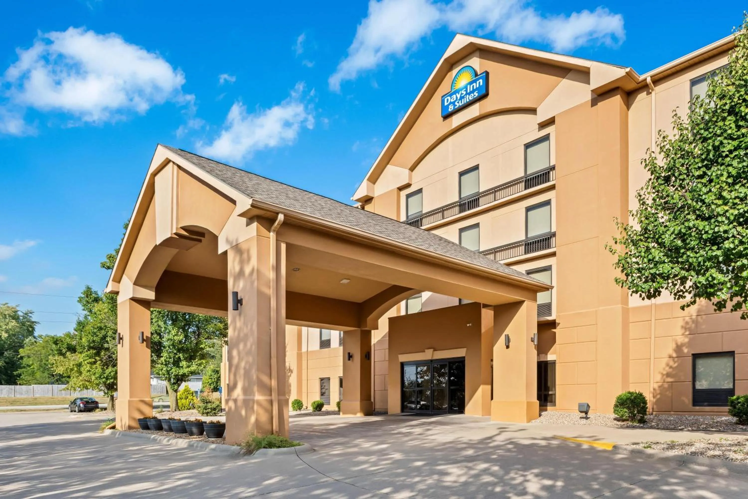 Property building in Days Inn & Suites by Wyndham Cedar Rapids