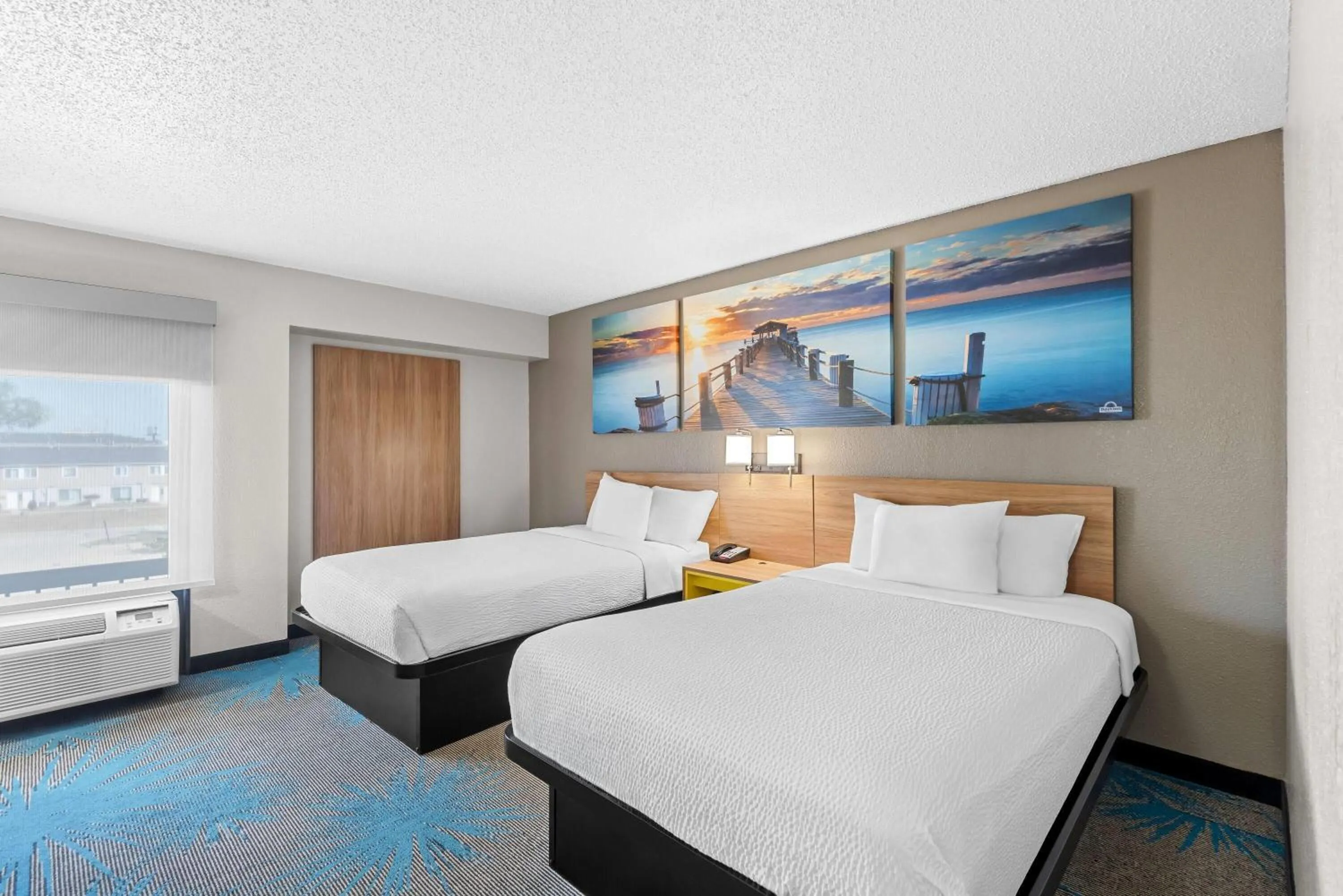 Bed in Days Inn & Suites by Wyndham Cedar Rapids