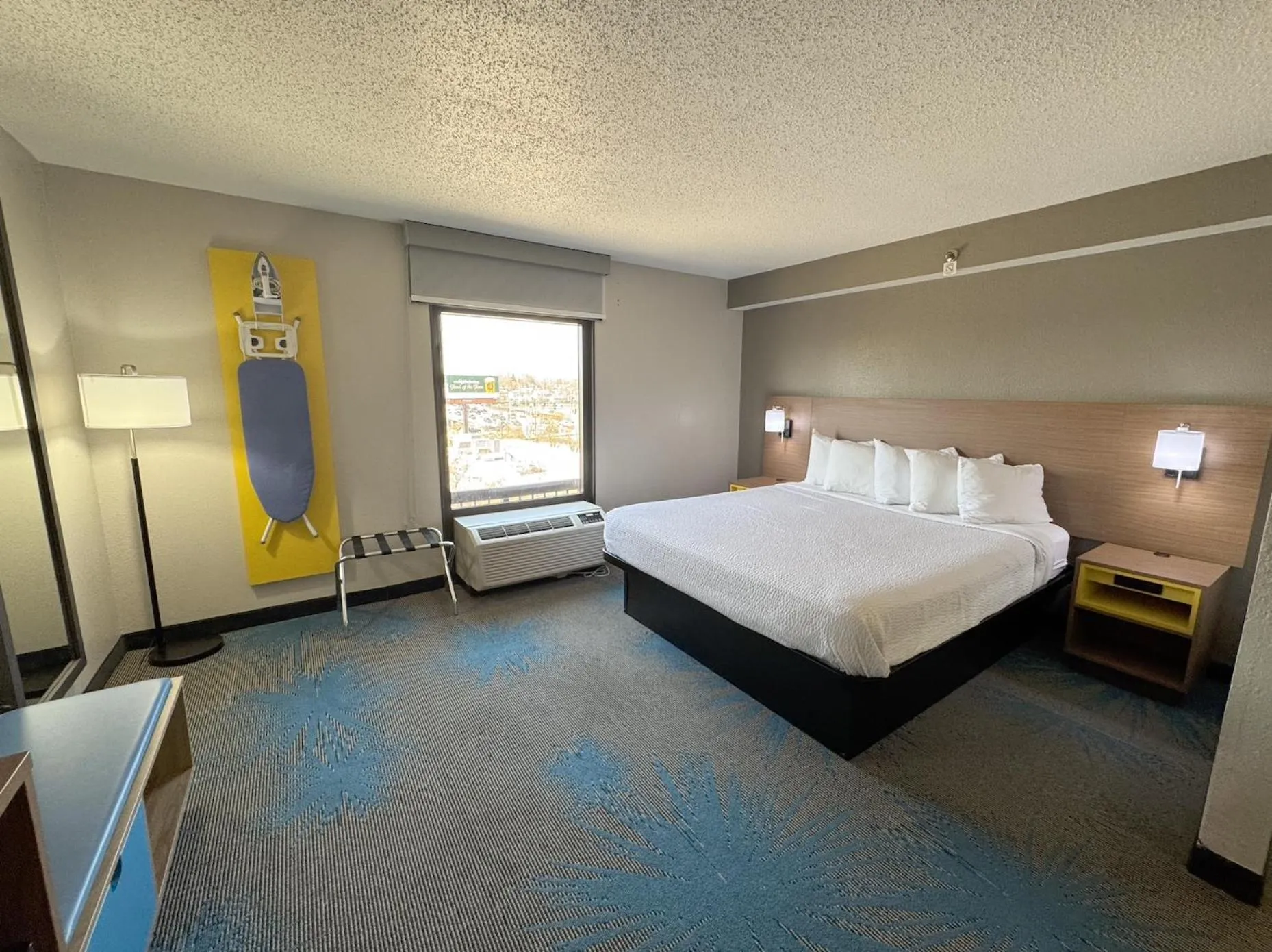 Bedroom, Bed in Days Inn & Suites by Wyndham Cedar Rapids