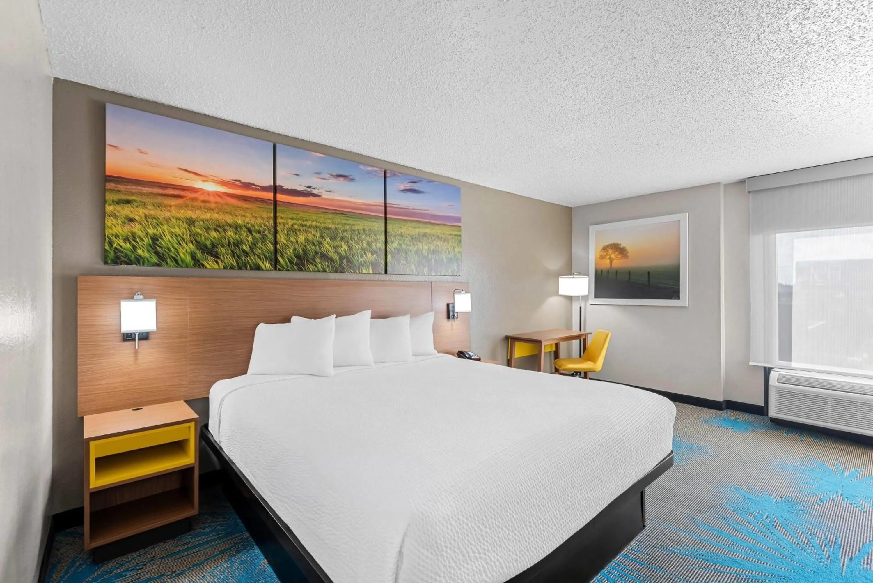Bed in Days Inn & Suites by Wyndham Cedar Rapids
