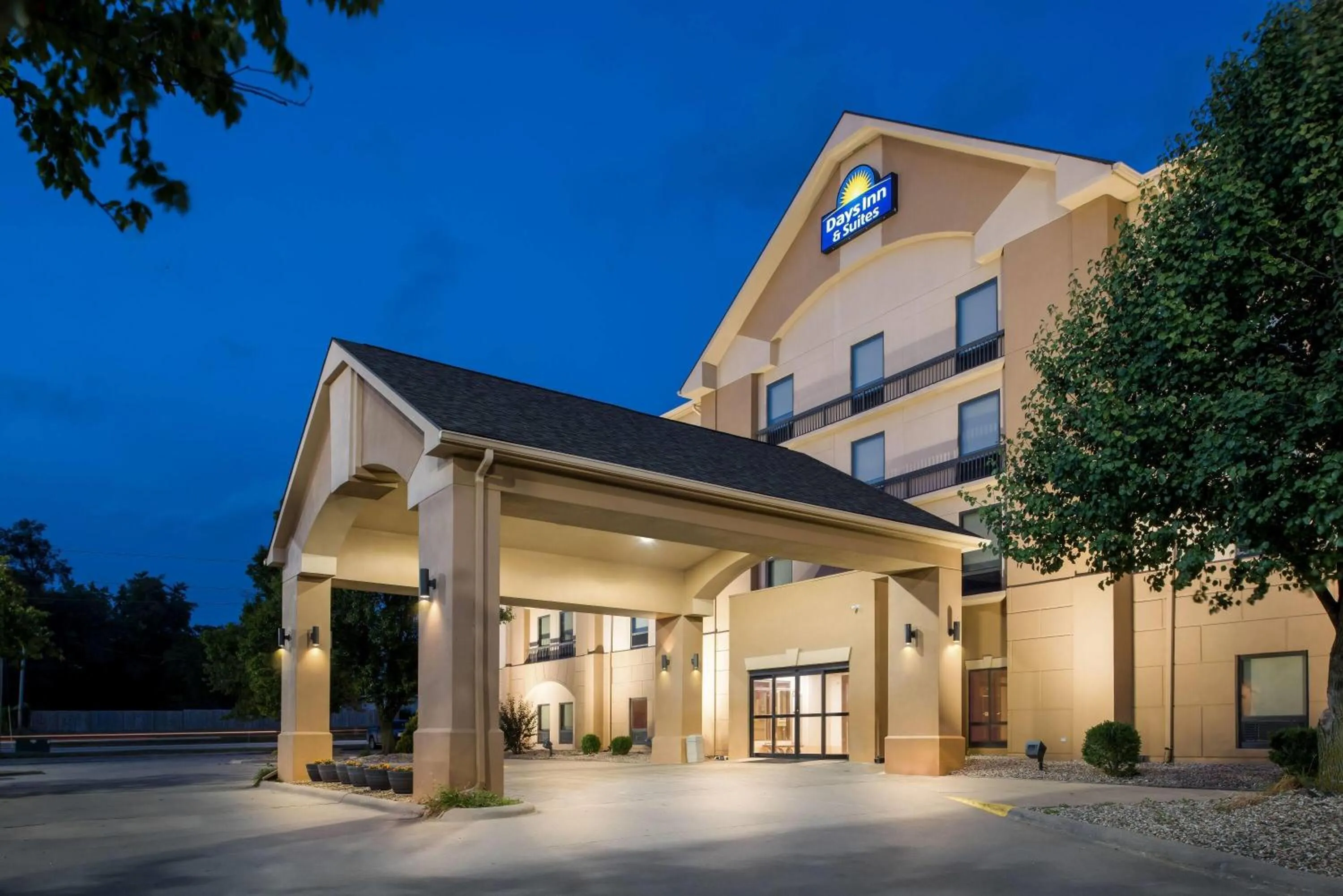 Property building in Days Inn & Suites by Wyndham Cedar Rapids